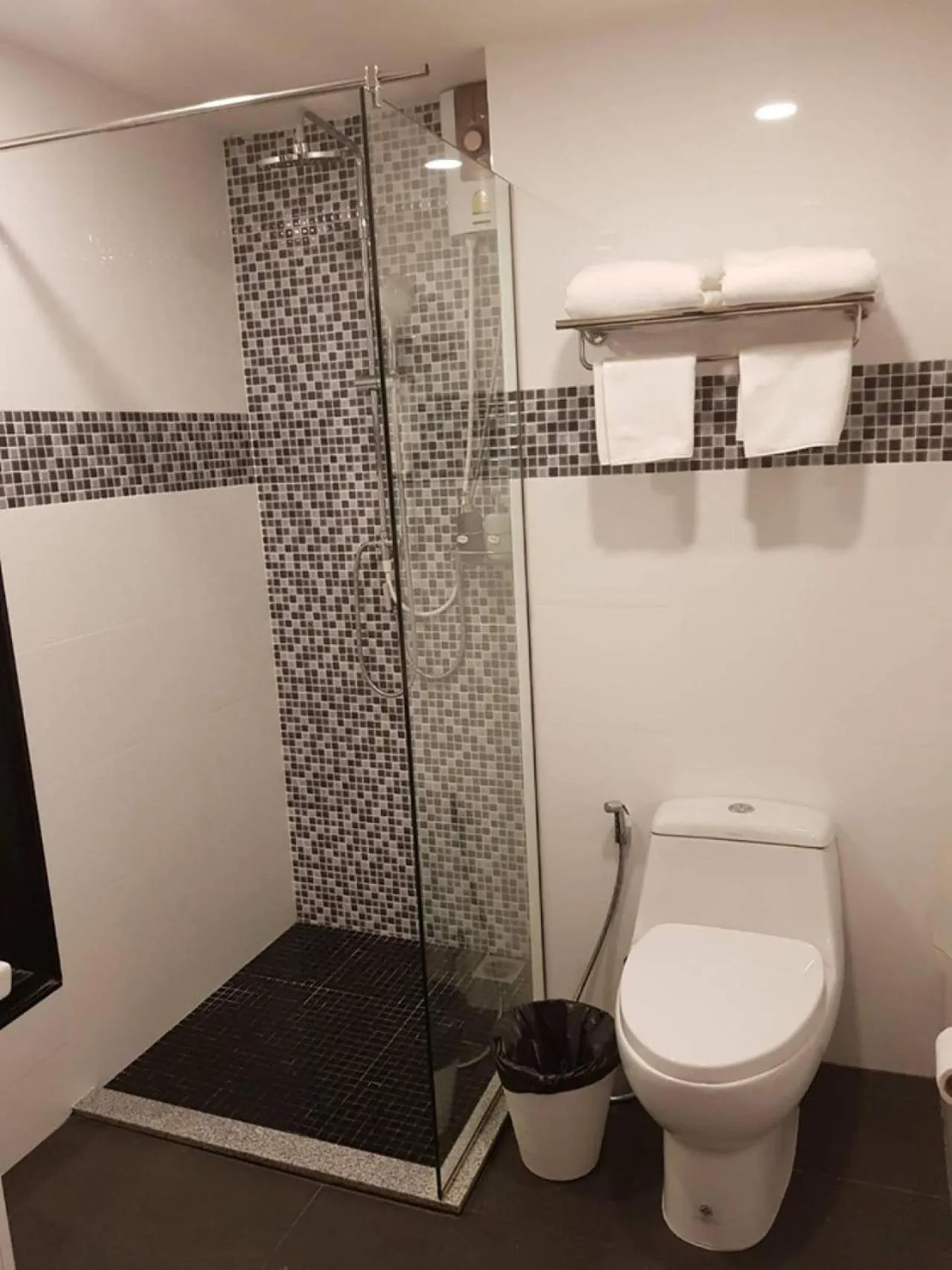 Toilet in Frankie's Inn