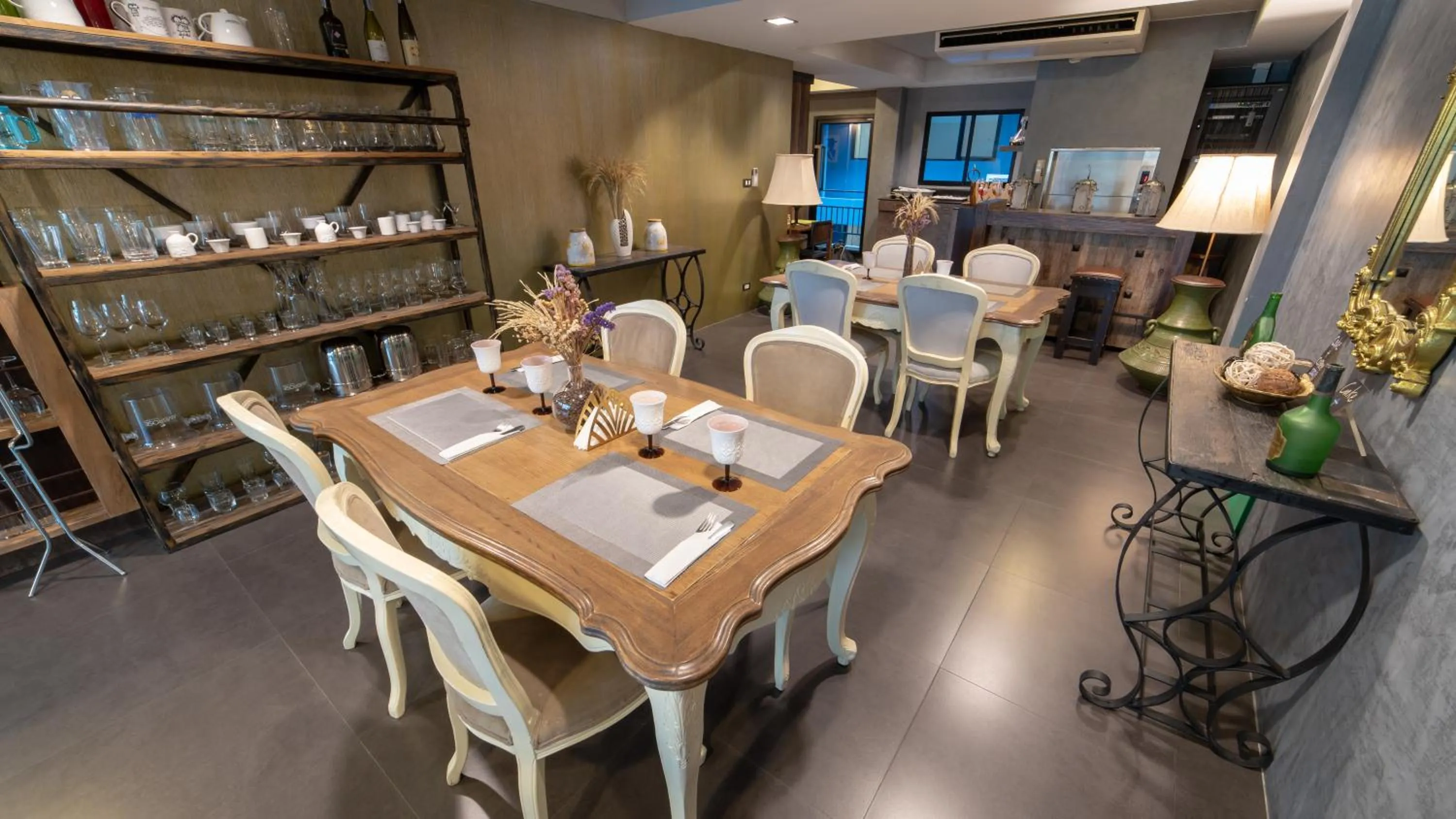 Restaurant/places to eat in Frankie's Inn