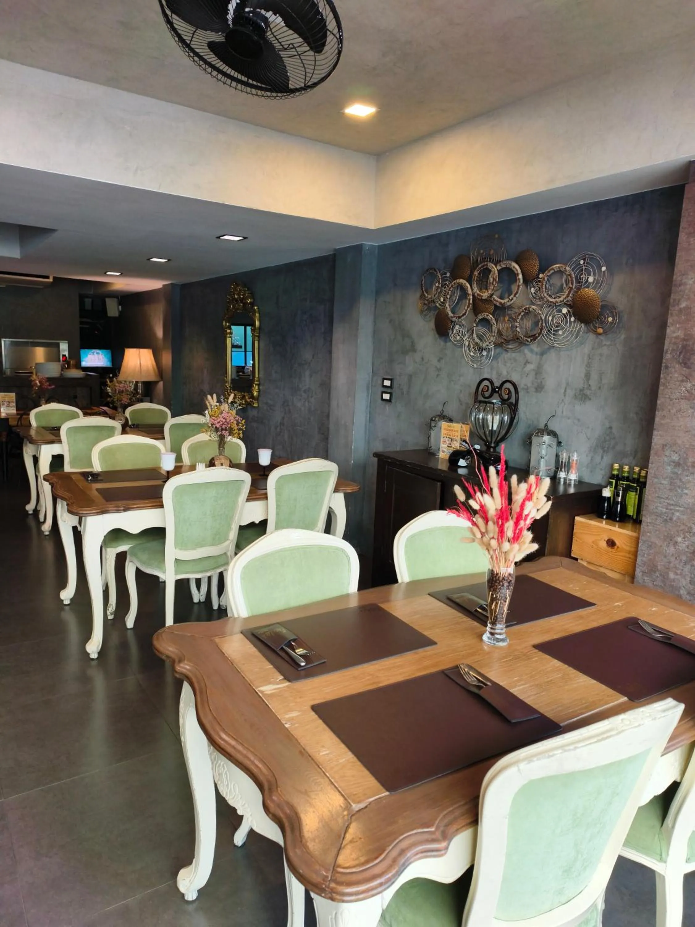 Restaurant/places to eat in Frankie's Inn