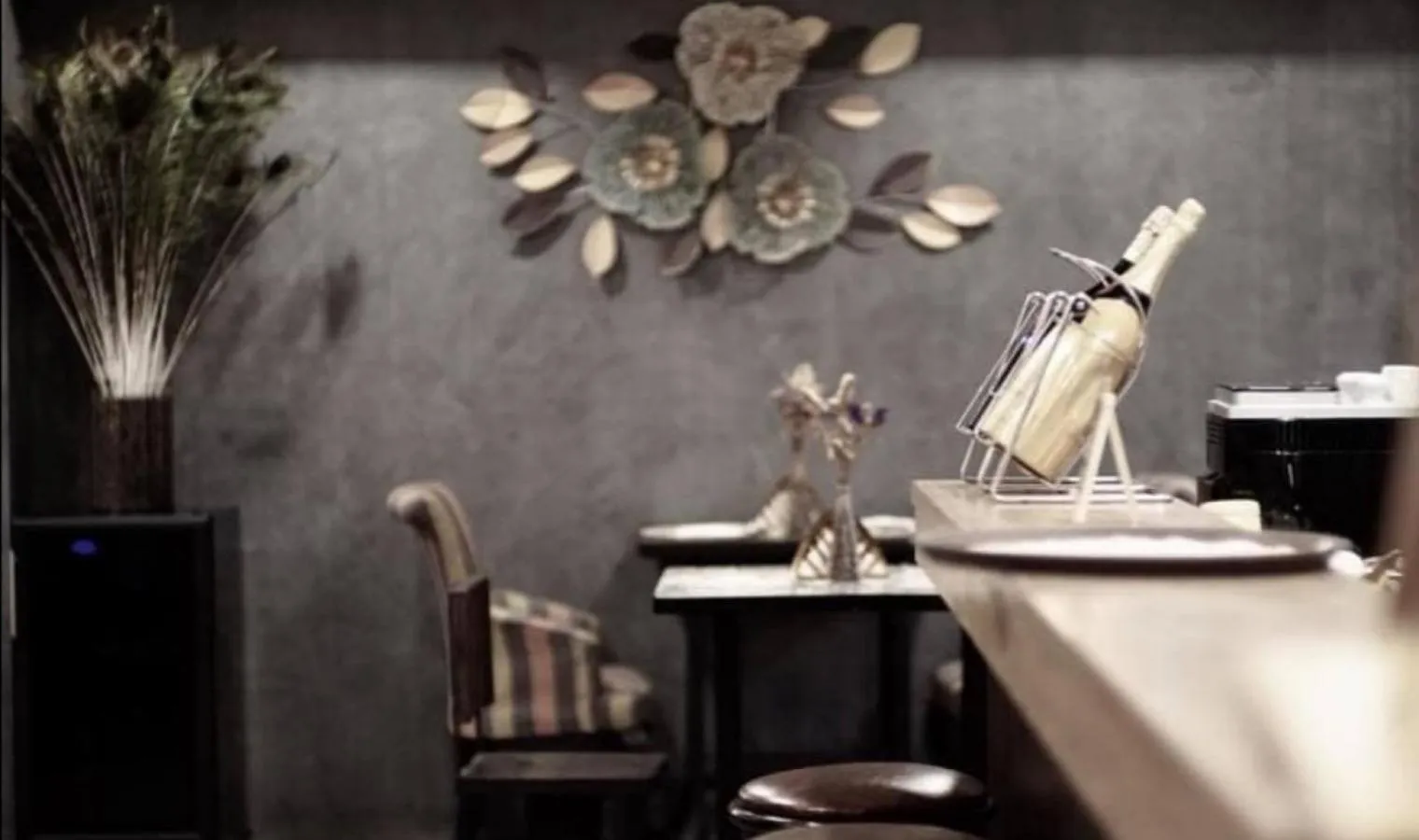 Restaurant/places to eat in Frankie's Inn