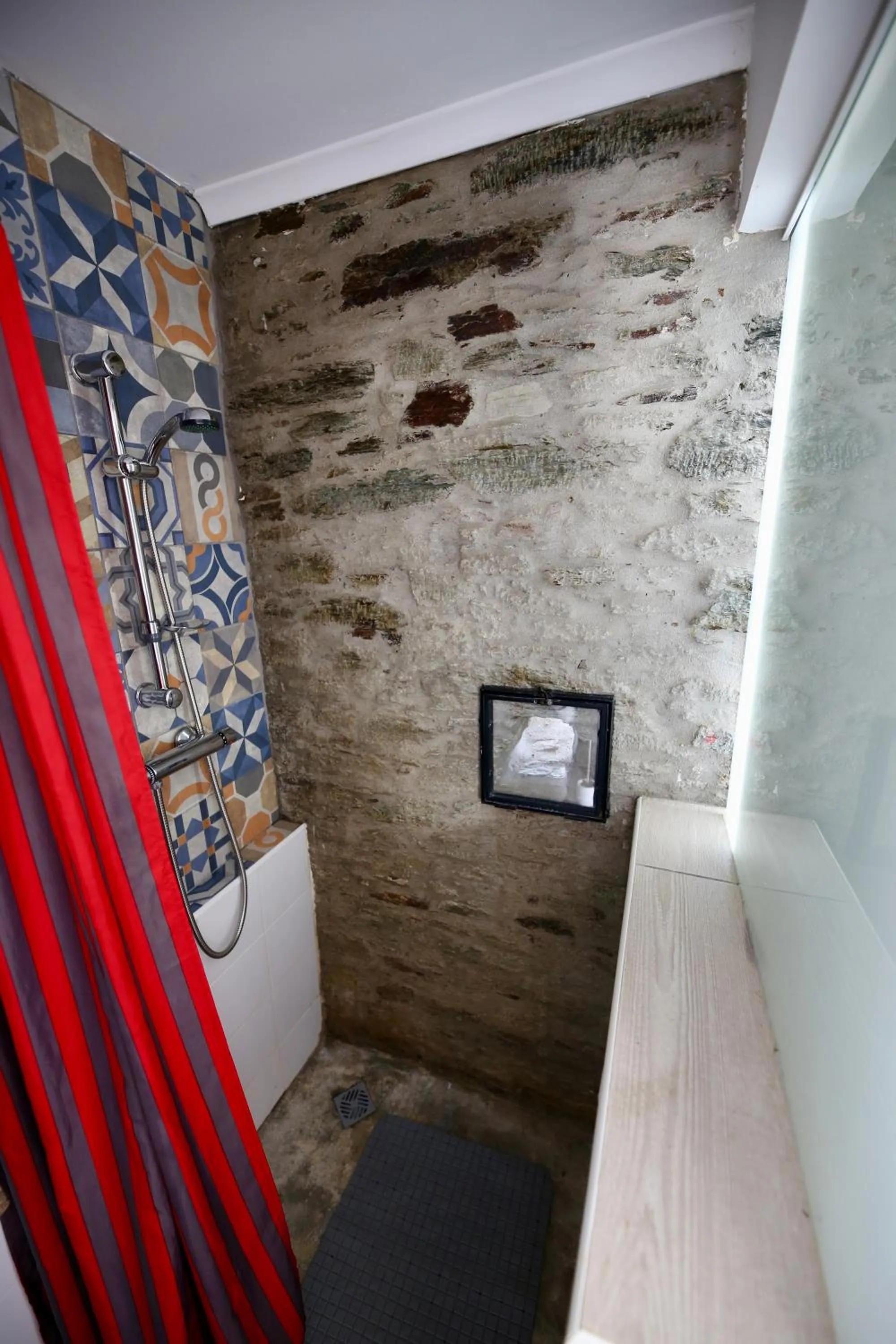 Shower in Quinta Da Estrada Winery Douro Valley