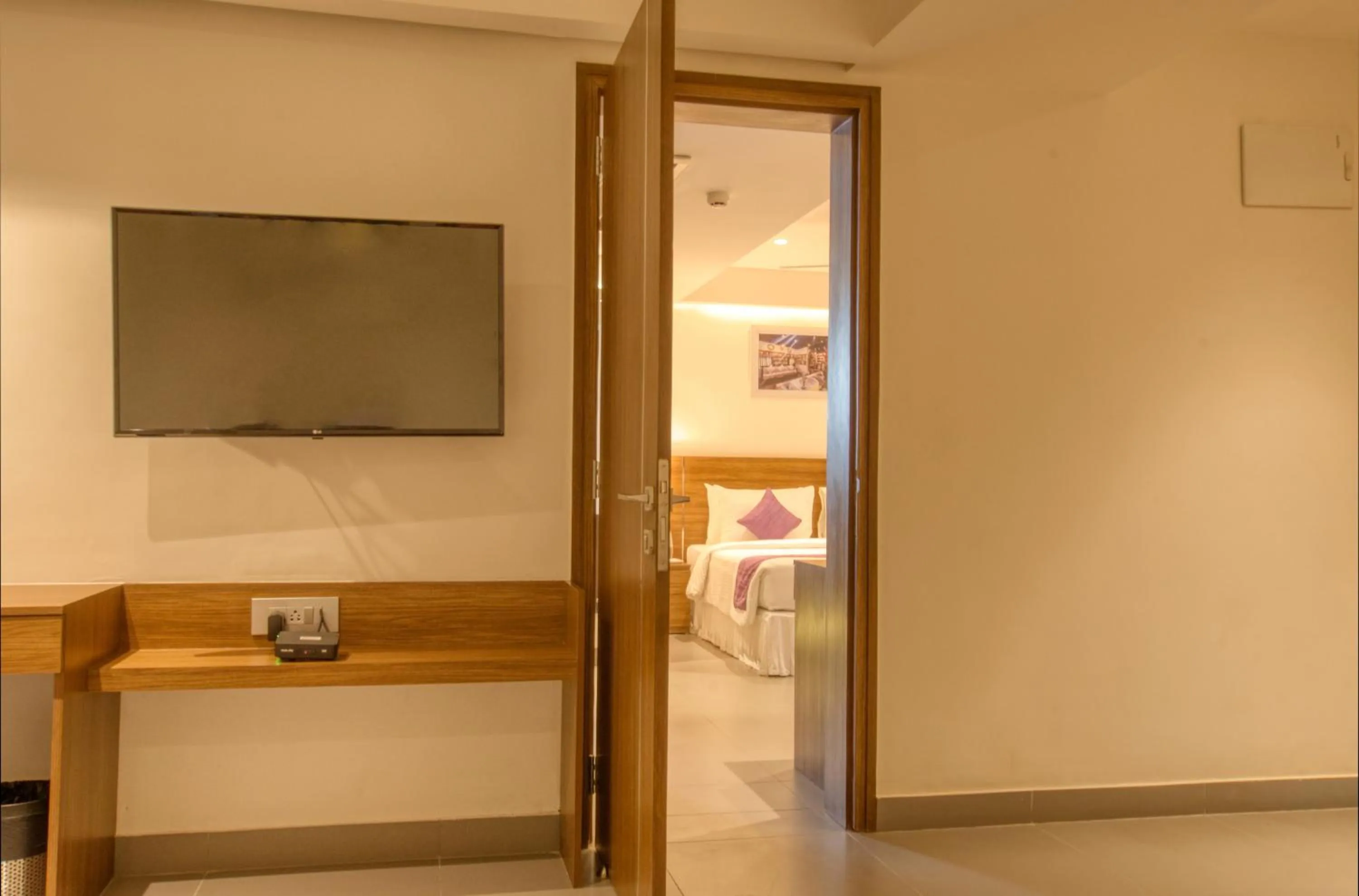 TV and multimedia in Lilac Hotel, 5th Block