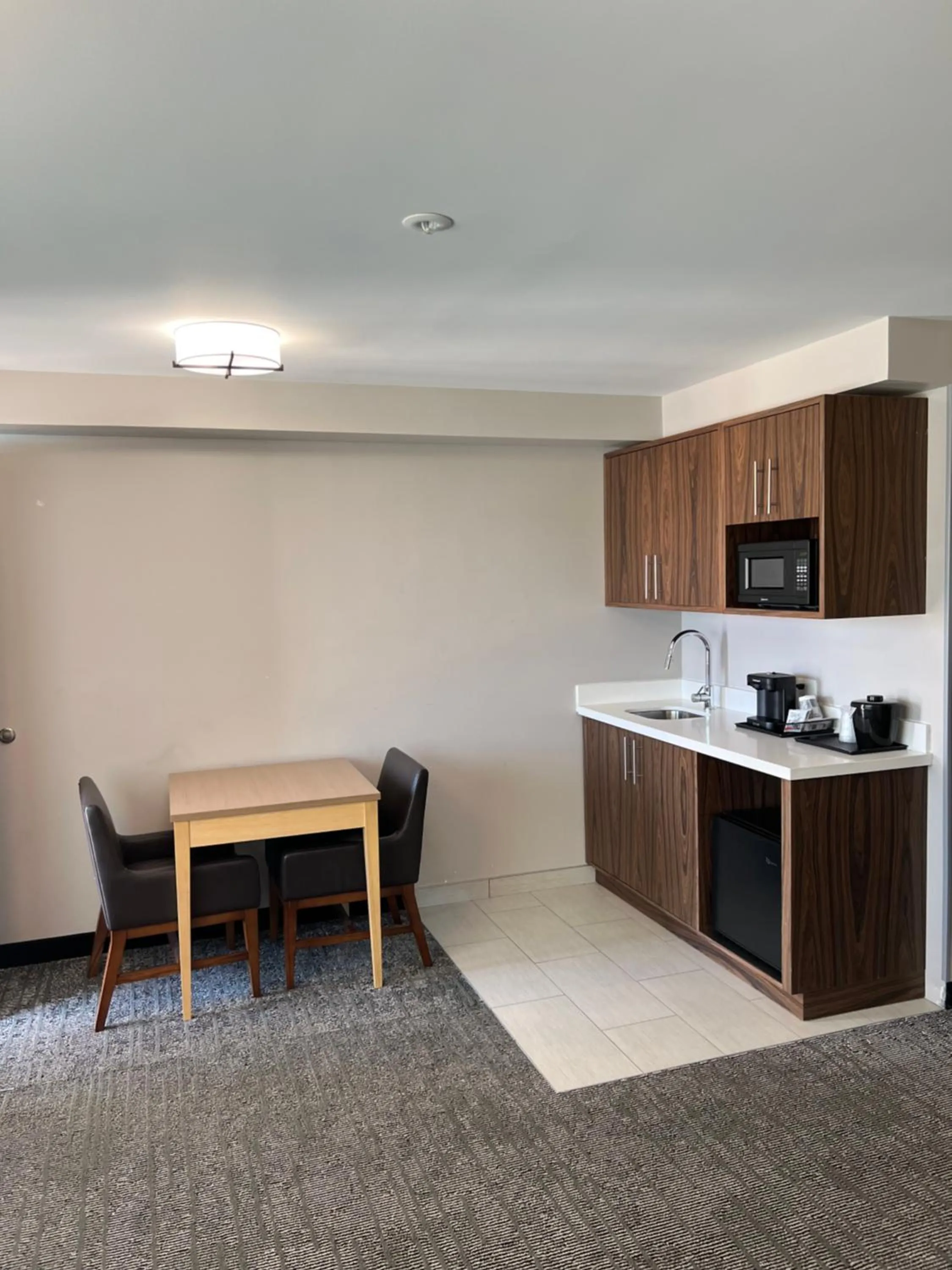 Dining area in Country Inn & Suites by Radisson, Vallejo Napa Valley, CA