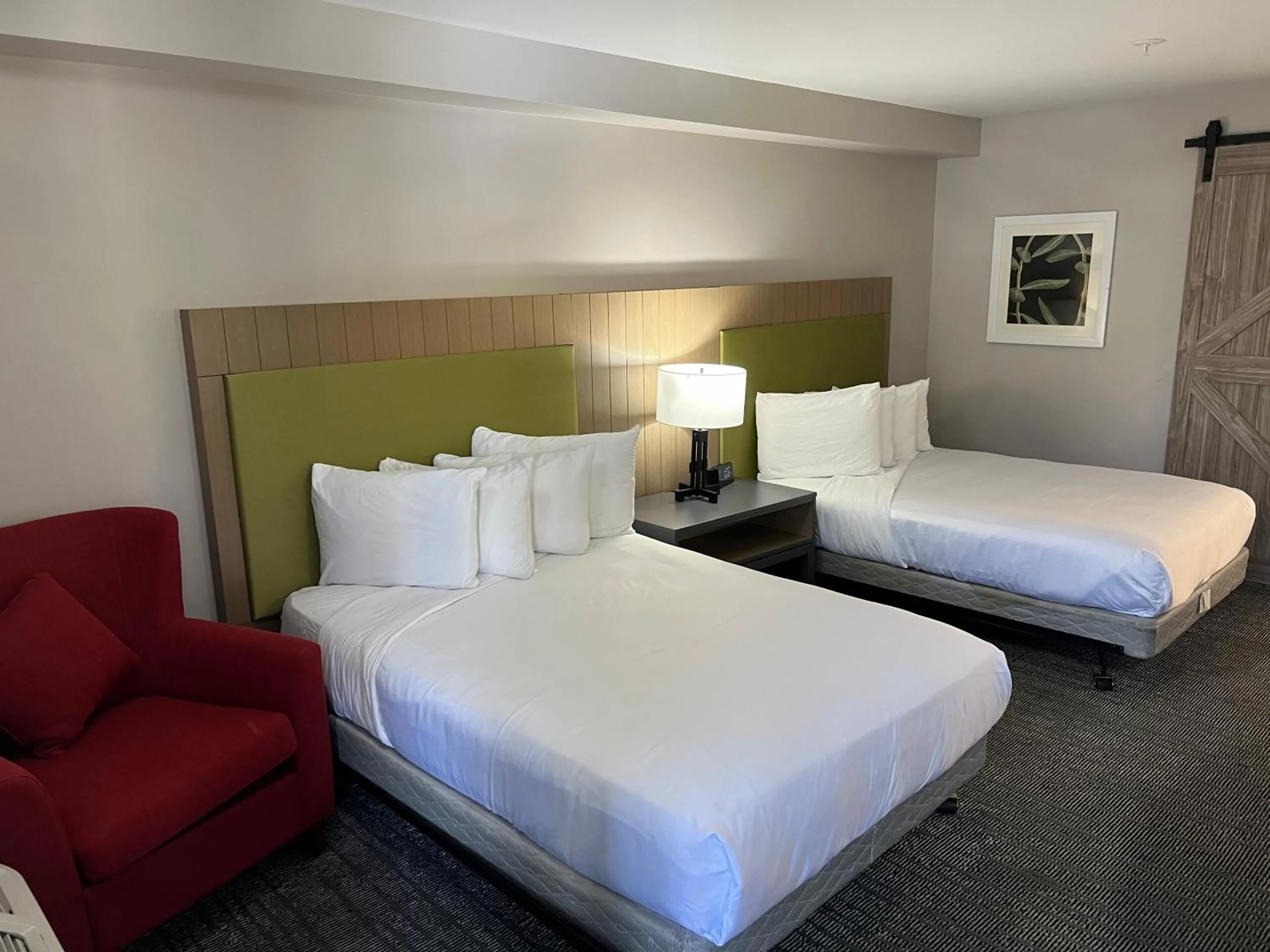 Bedroom, Bed in Country Inn & Suites by Radisson, Vallejo Napa Valley, CA