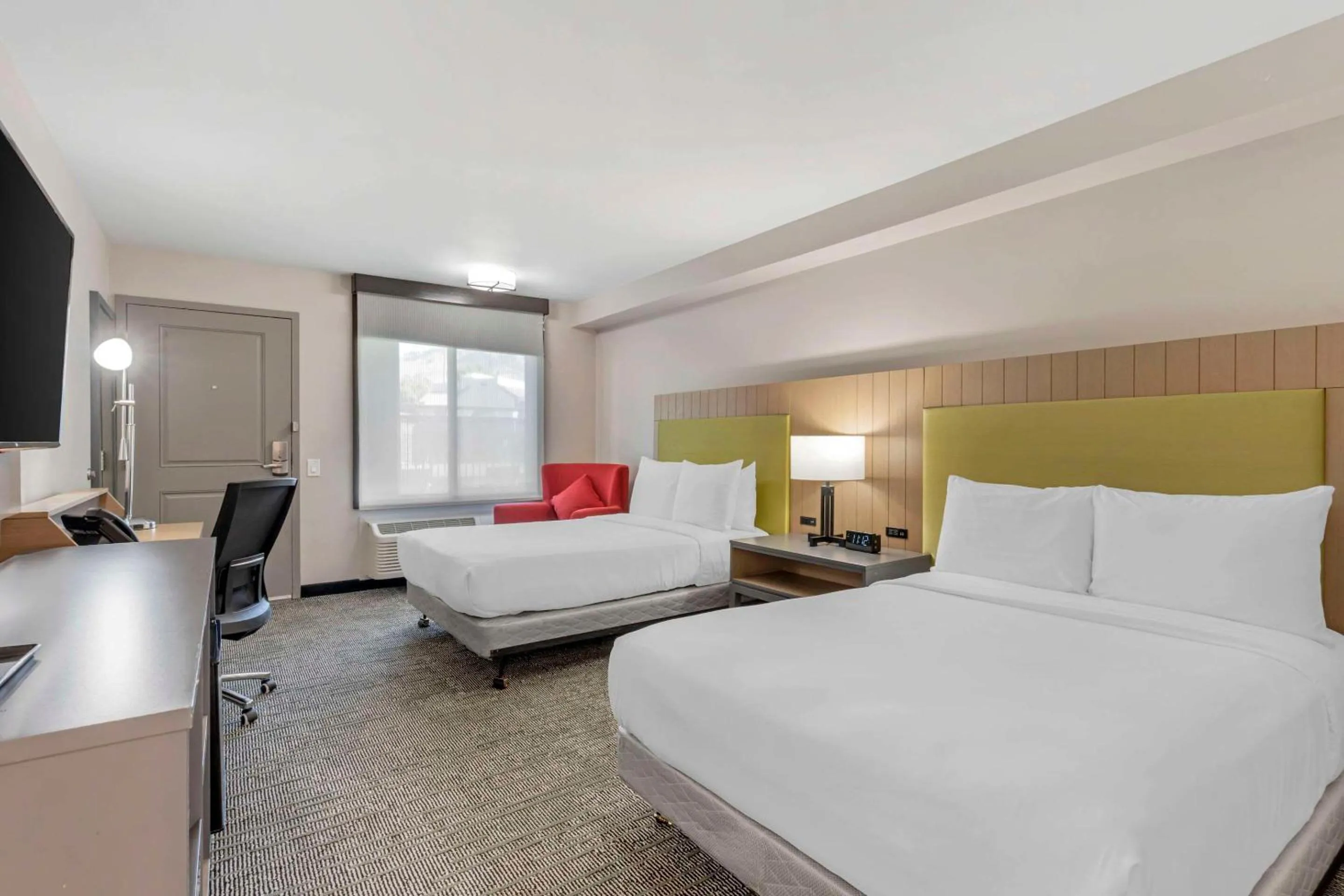 Bedroom, Bed in Country Inn & Suites by Radisson, Vallejo Napa Valley, CA