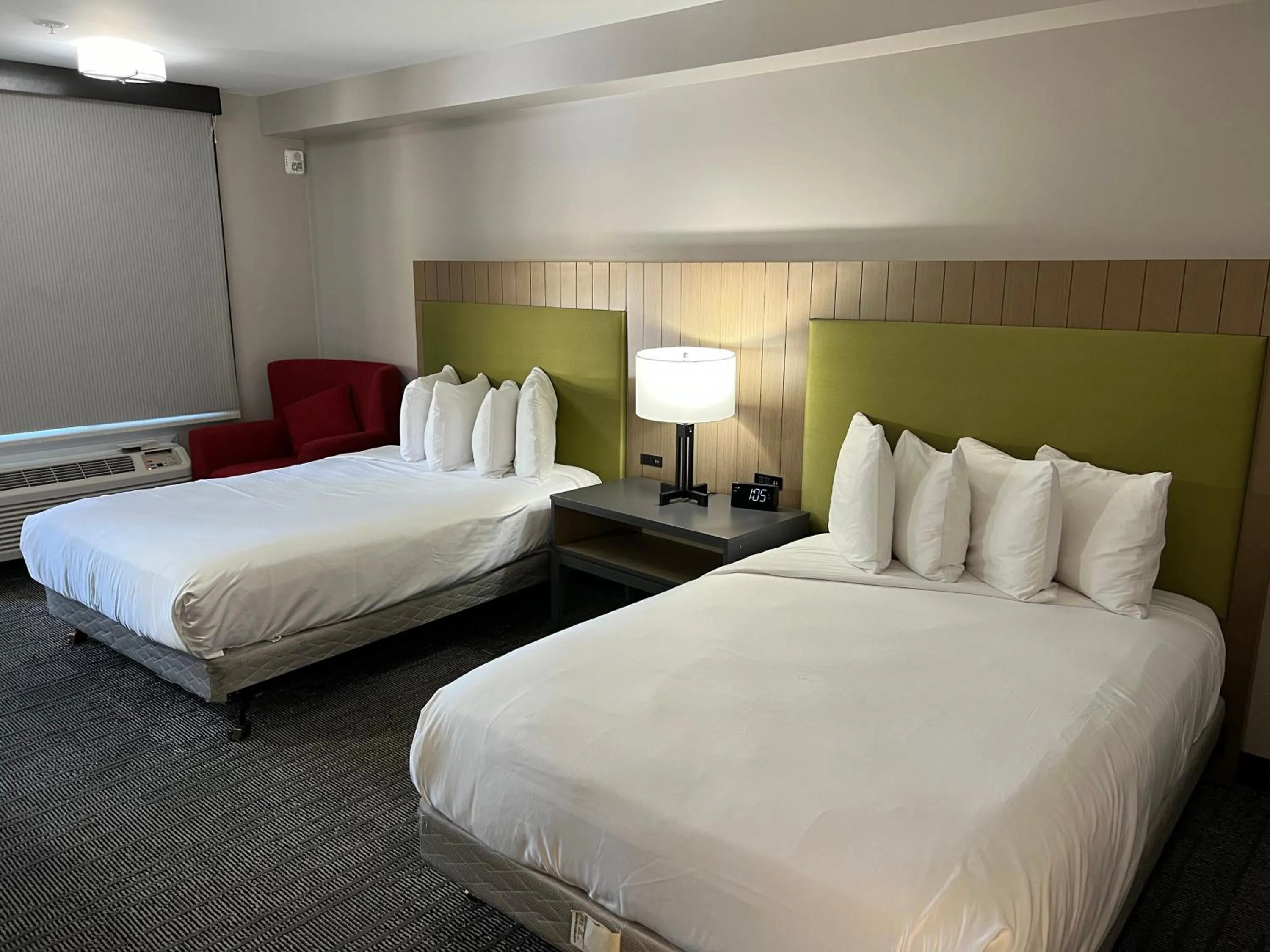 Bed in Country Inn & Suites by Radisson, Vallejo Napa Valley, CA