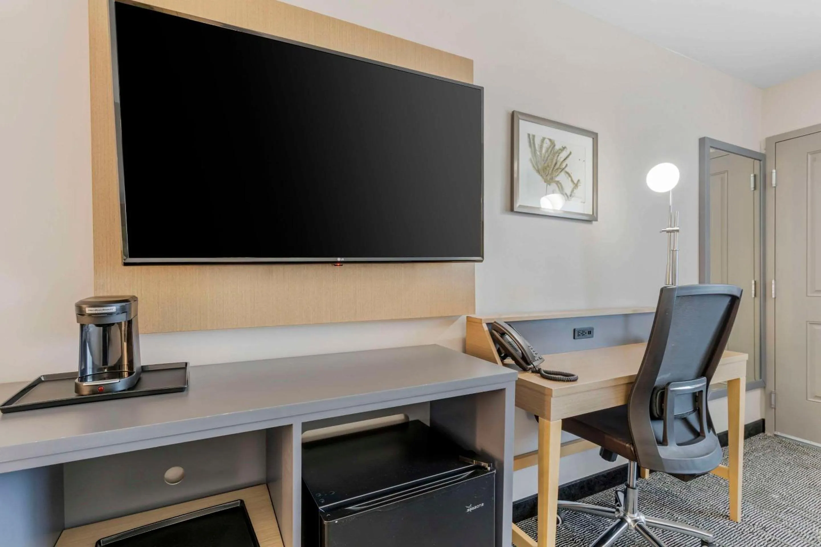 Bedroom in Country Inn & Suites by Radisson, Vallejo Napa Valley, CA