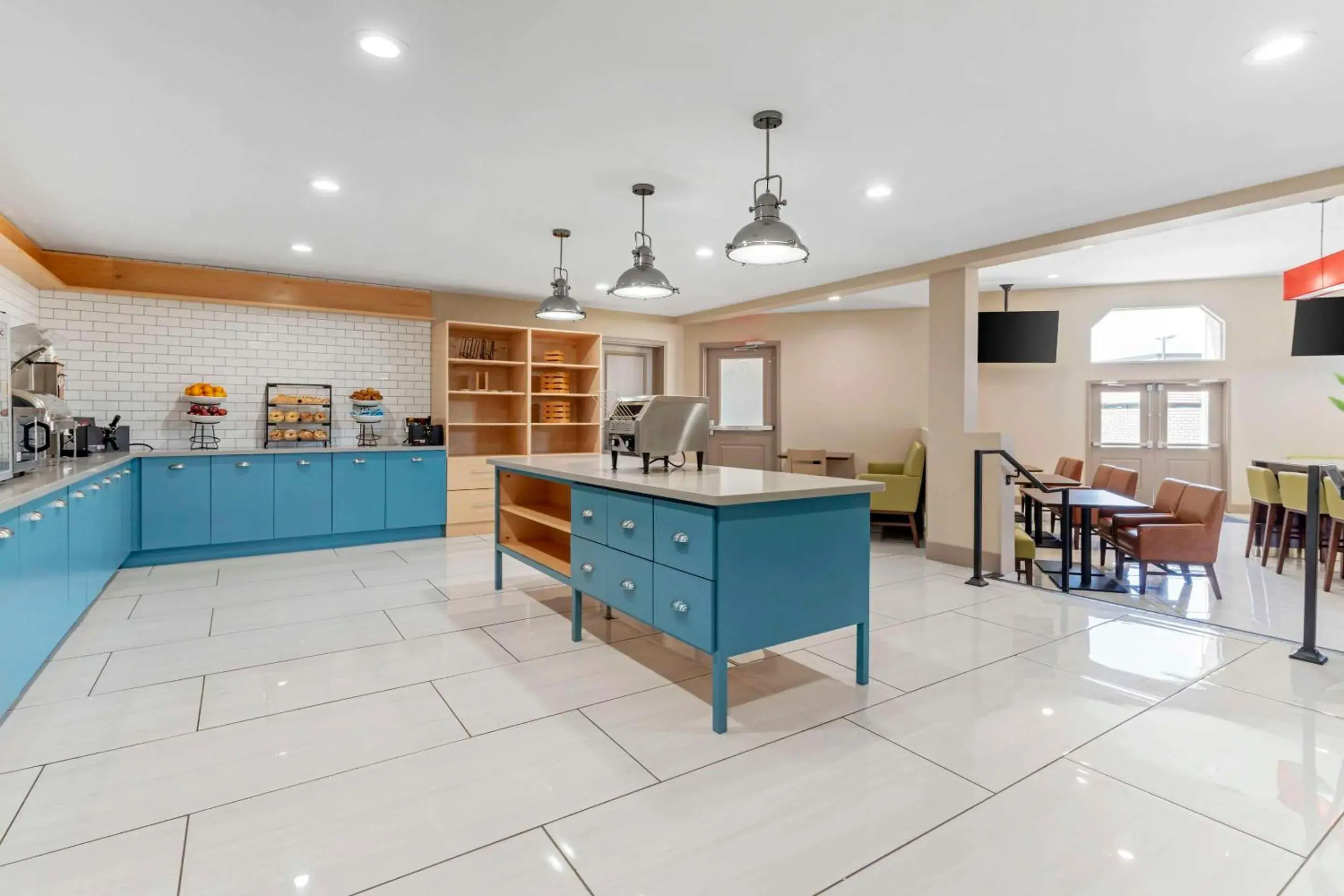 Breakfast in Country Inn & Suites by Radisson, Vallejo Napa Valley, CA Breakfast in Country Inn & Suites by Radisson, Vallejo Napa Valley, CA