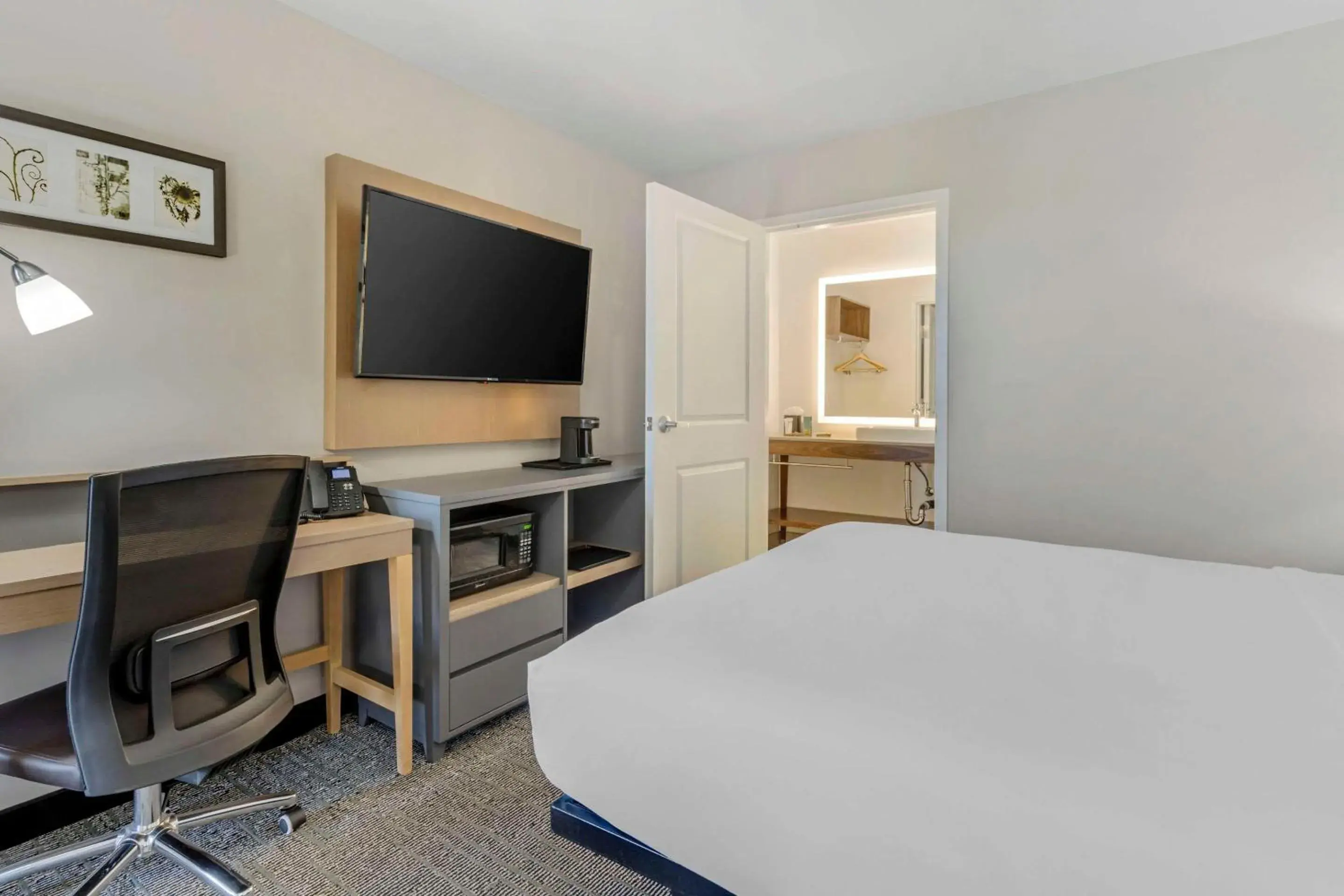 Bedroom, Bed in Country Inn & Suites by Radisson, Vallejo Napa Valley, CA Bedroom, Bed in Country Inn & Suites by Radisson, Vallejo Napa Valley, CA