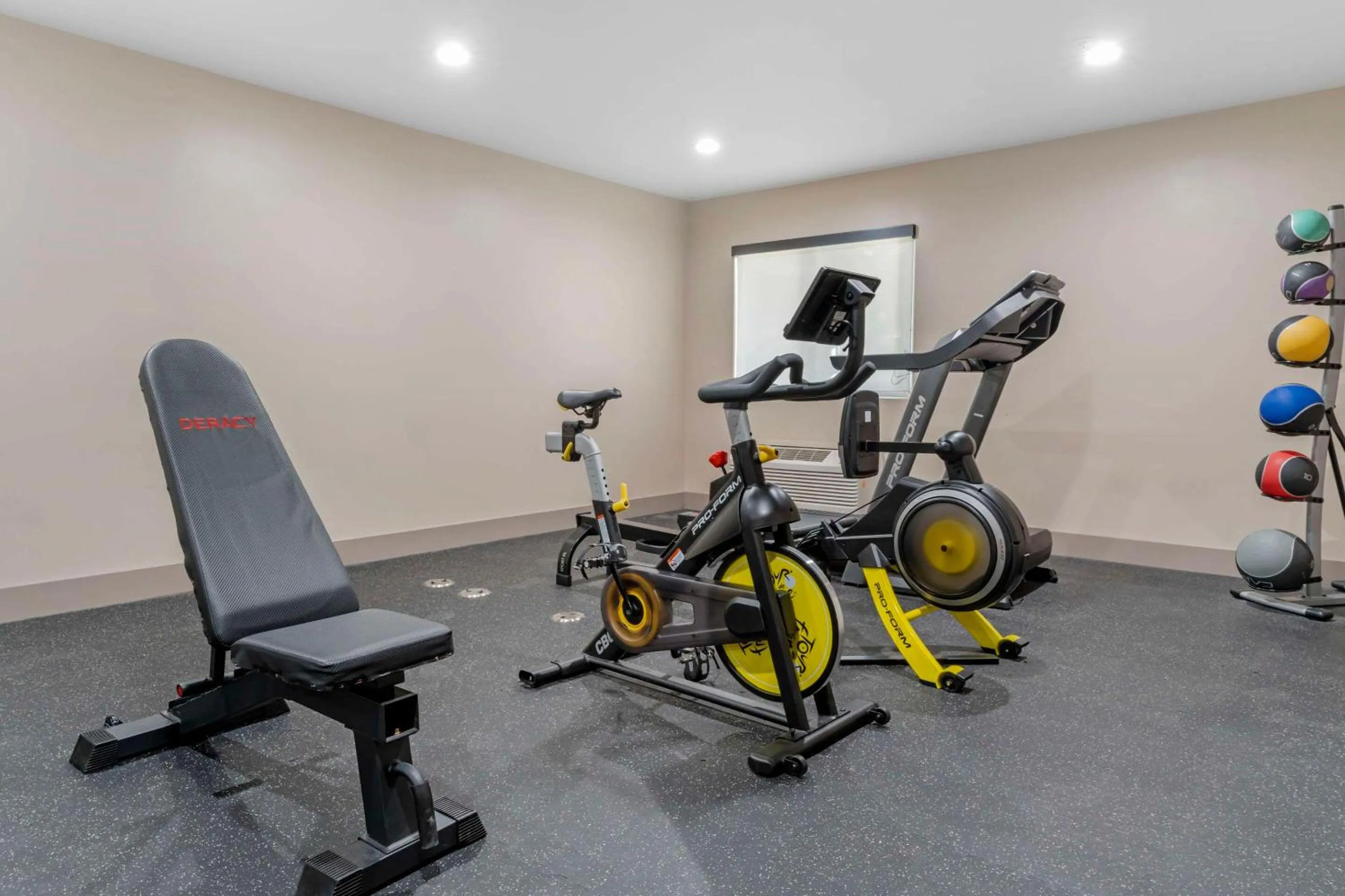 Fitness centre/facilities in Country Inn & Suites by Radisson, Vallejo Napa Valley, CA