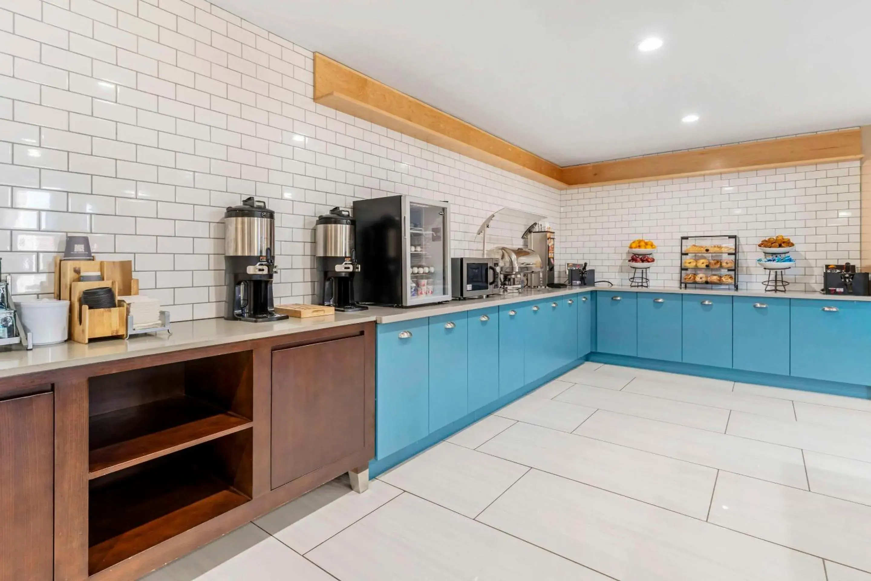 Breakfast in Country Inn & Suites by Radisson, Vallejo Napa Valley, CA Breakfast in Country Inn & Suites by Radisson, Vallejo Napa Valley, CA