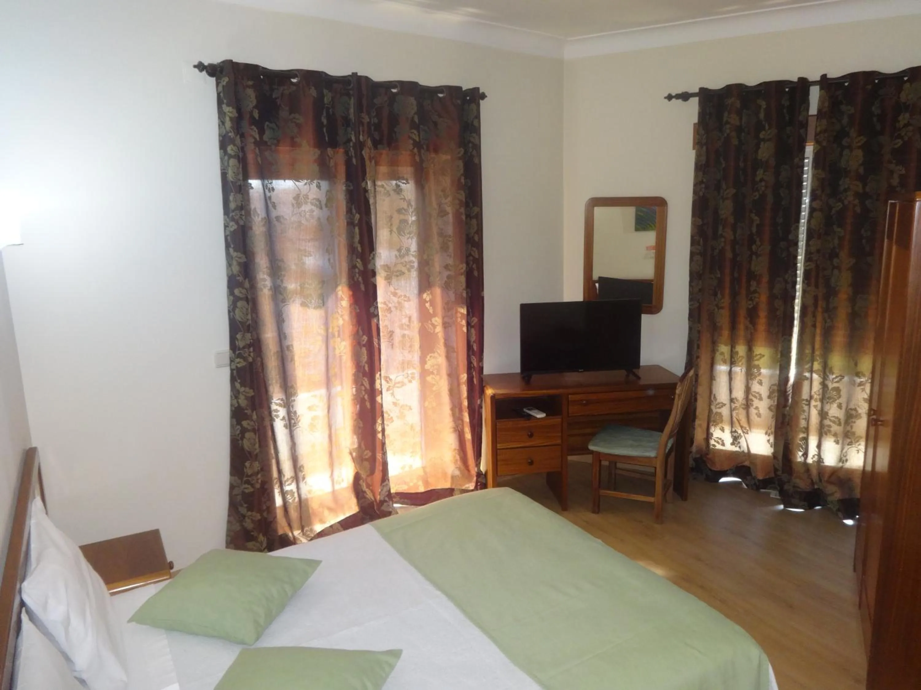 Bed in Hotel Bonjardim