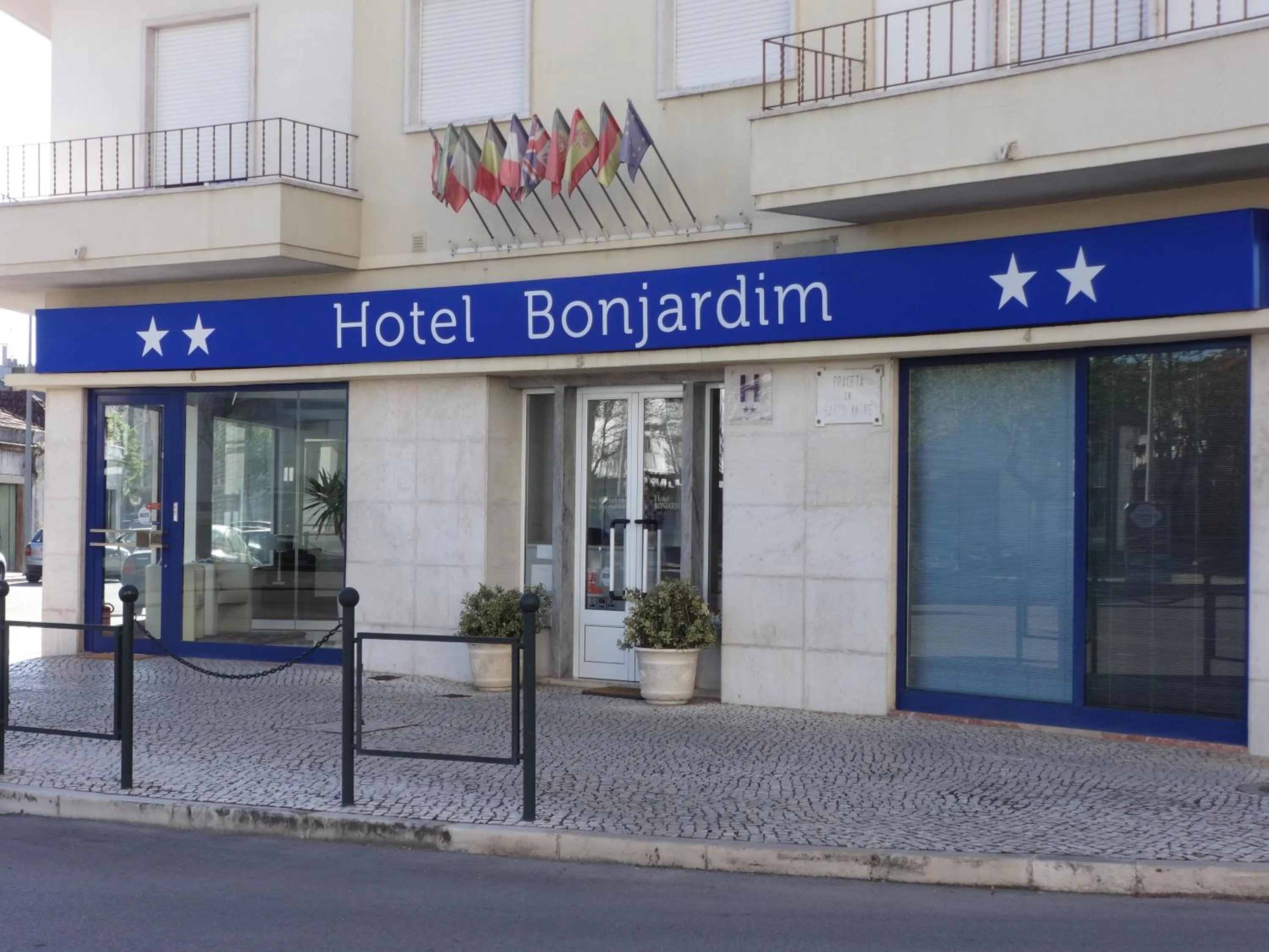 Property building in Hotel Bonjardim