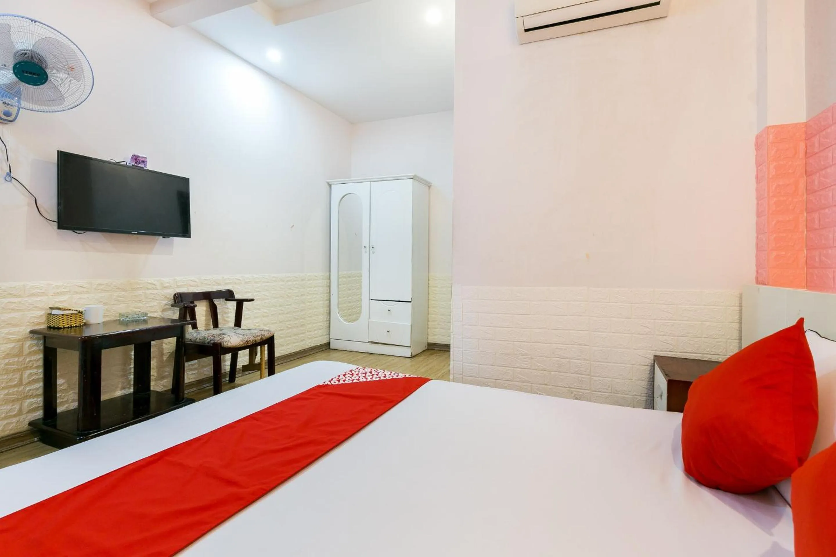 Bedroom, Bed in OYO 373 Habana Hotel