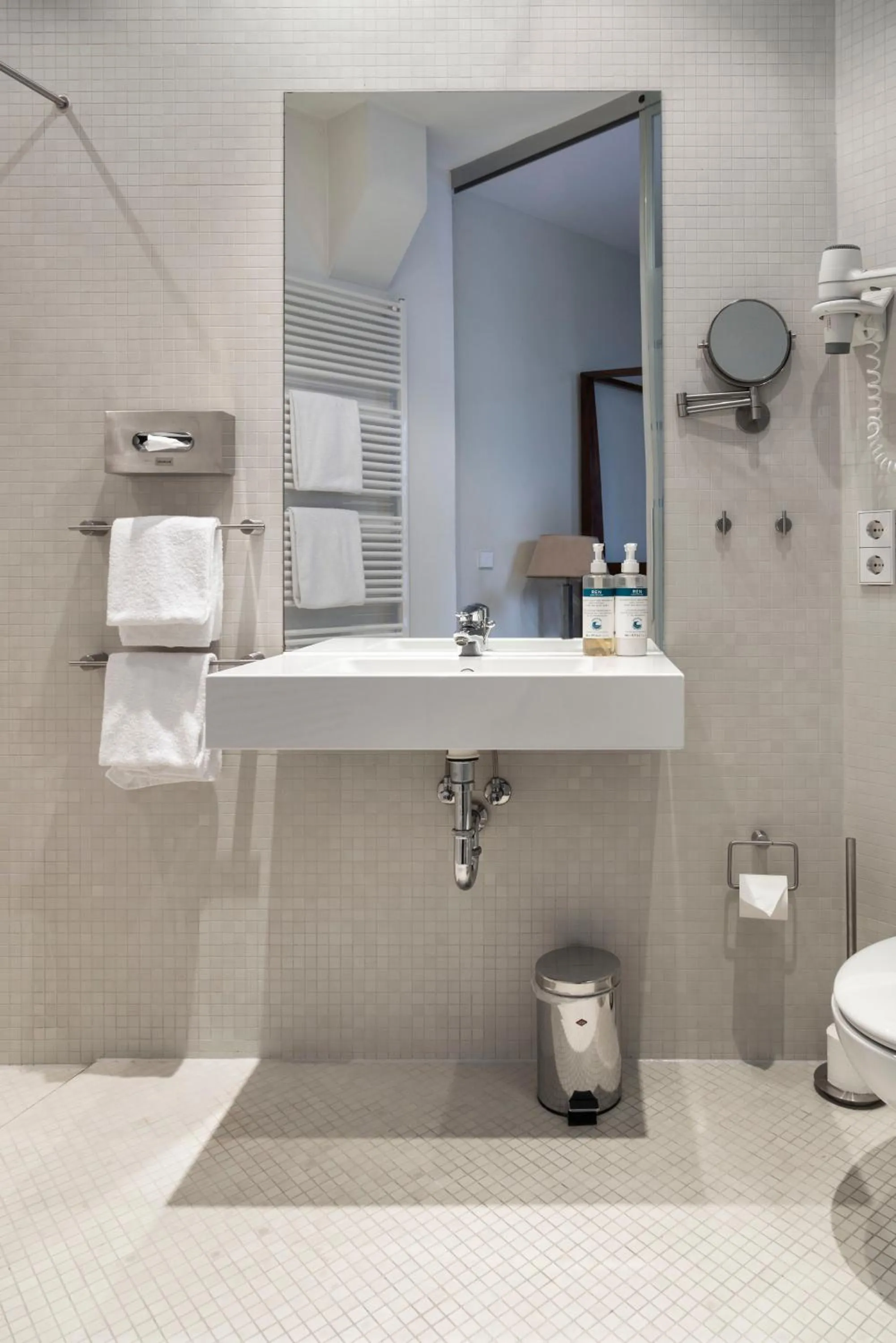 Bathroom in Numa Berlin Belfort