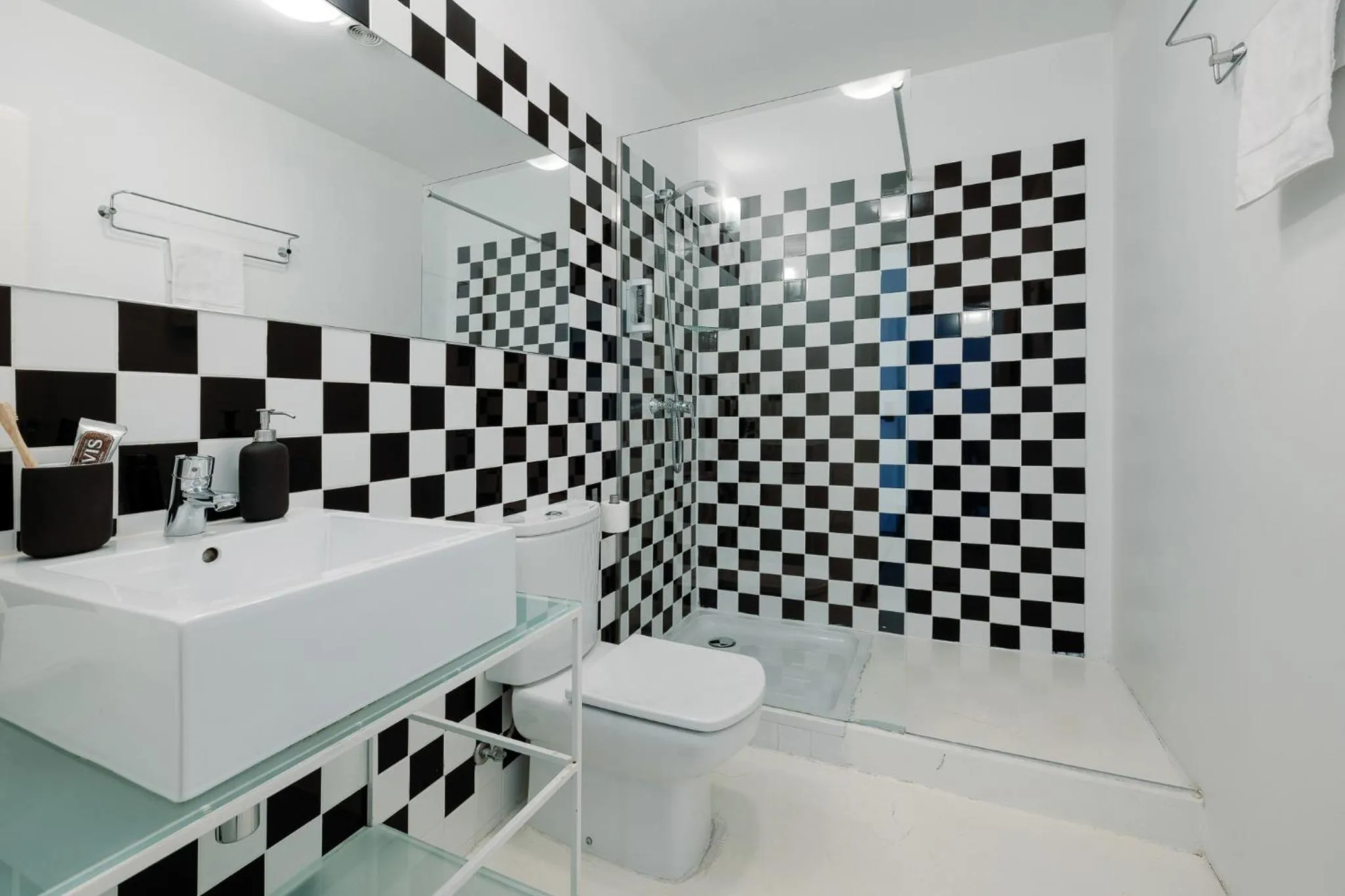 Bathroom in Fine Arts Studios by Olala Homes