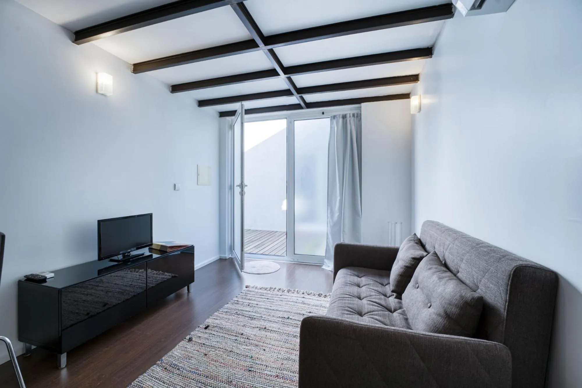 TV and multimedia in Fine Arts Studios by Olala Homes