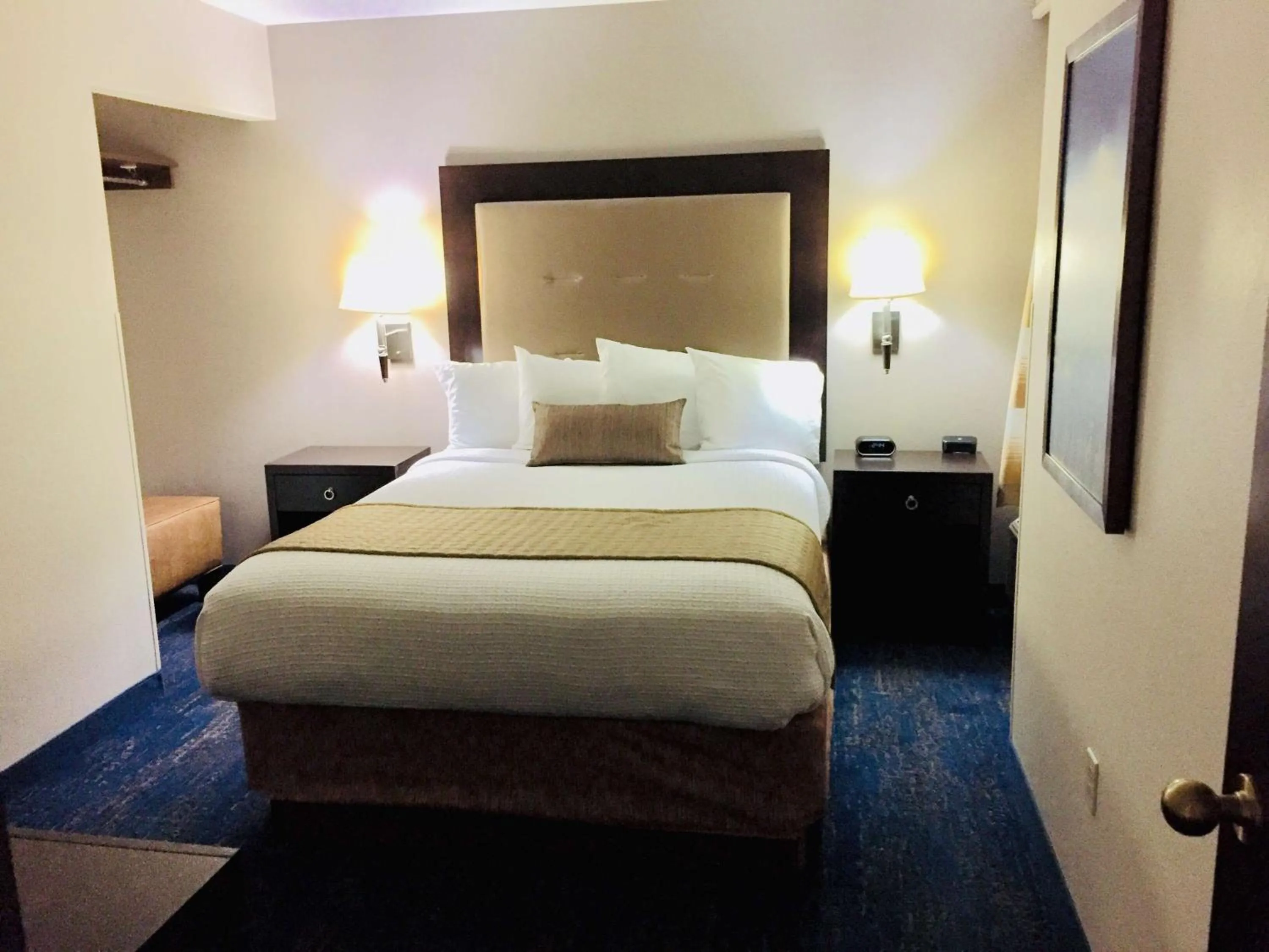 Photo of the whole room, Bed in Best Western Plus Portland Airport Hotel & Suites