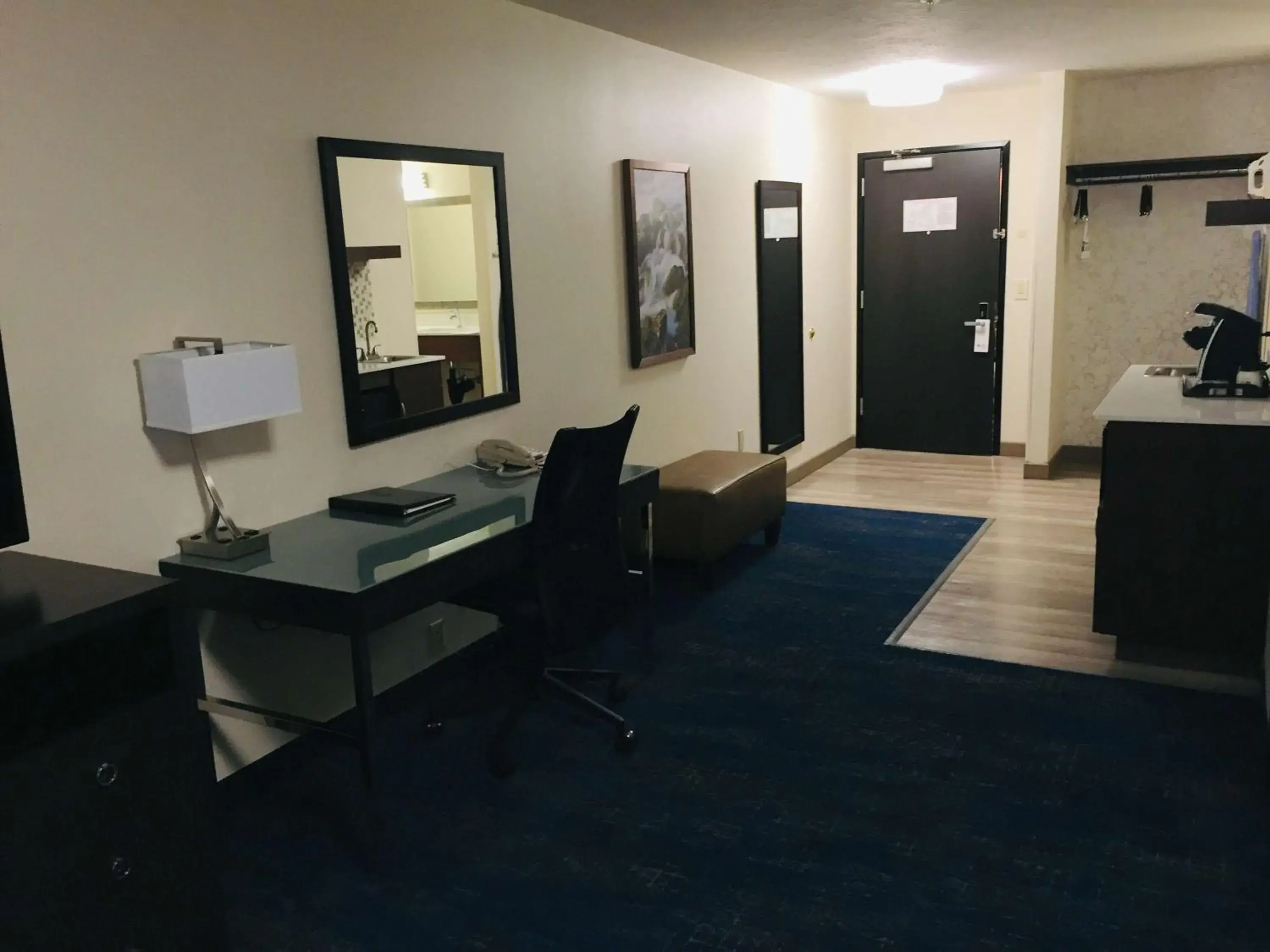 TV and multimedia in Best Western Plus Portland Airport Hotel & Suites TV and multimedia in Best Western Plus Portland Airport Hotel & Suites