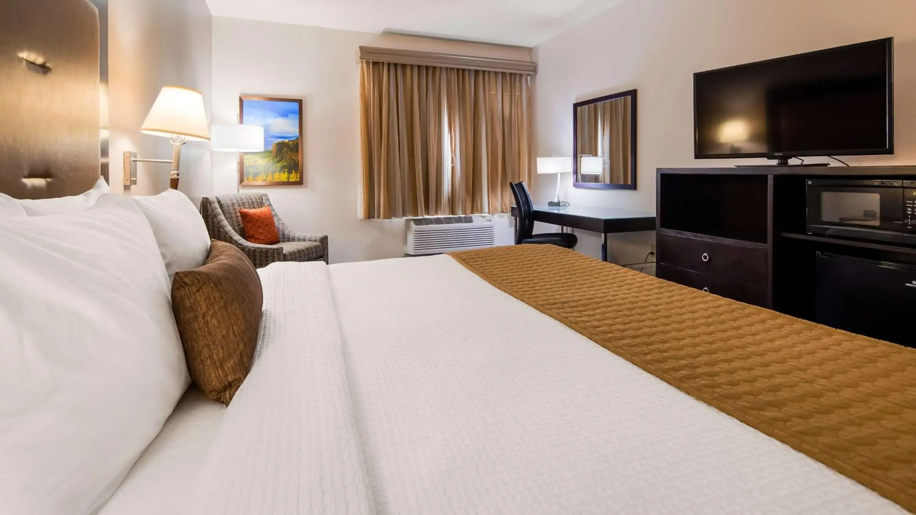 King Room with Roll-in Shower - Disability Access/Non-Smoking in Best Western Plus Portland Airport Hotel & Suites King Room with Roll-in Shower - Disability Access/Non-Smoking in Best Western Plus Portland Airport Hotel & Suites
