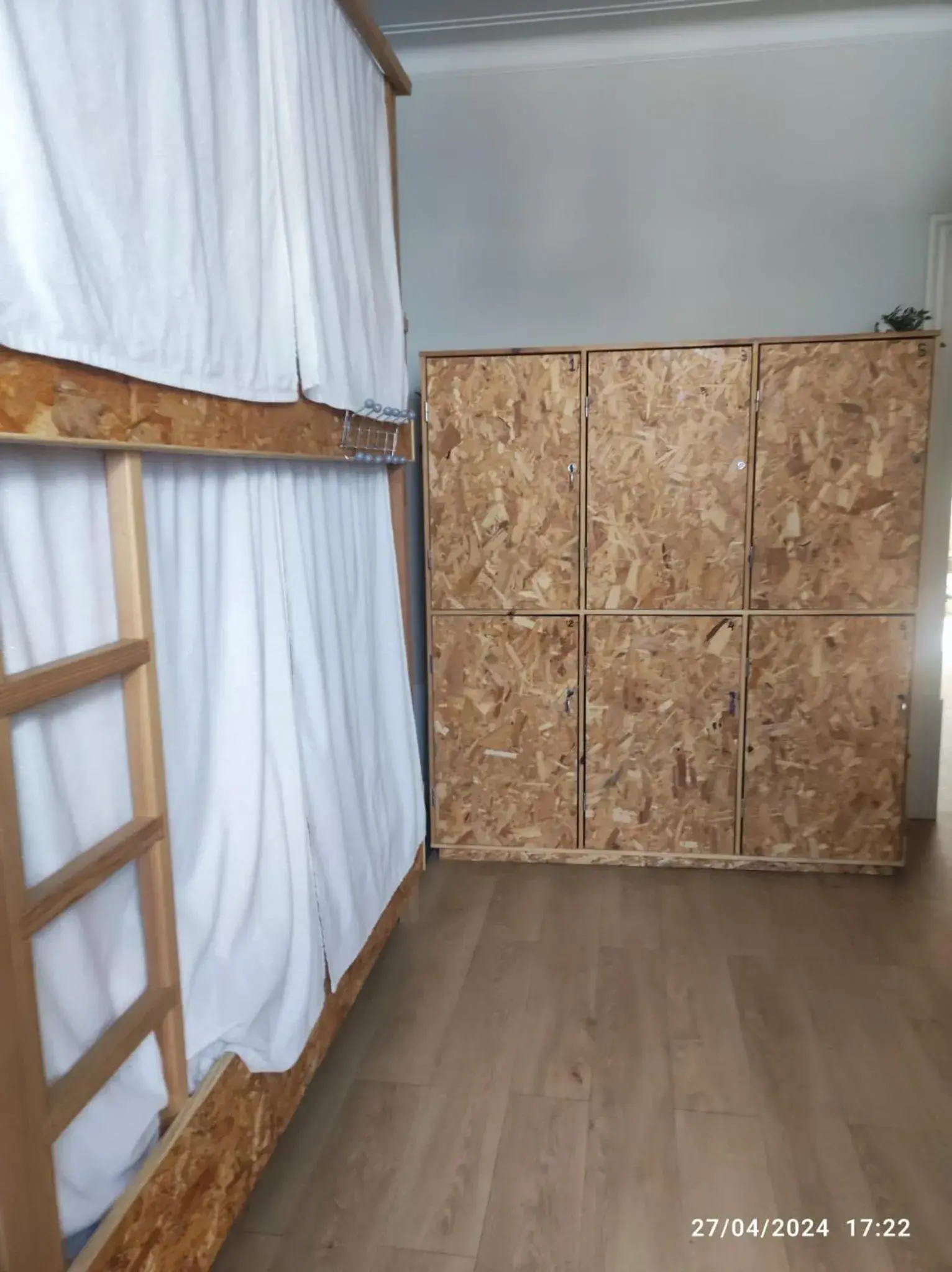 Bed in 6-Bed Mixed Dormitory Room in Queen's Garden Hostel Bed in 6-Bed Mixed Dormitory Room in Queen's Garden Hostel