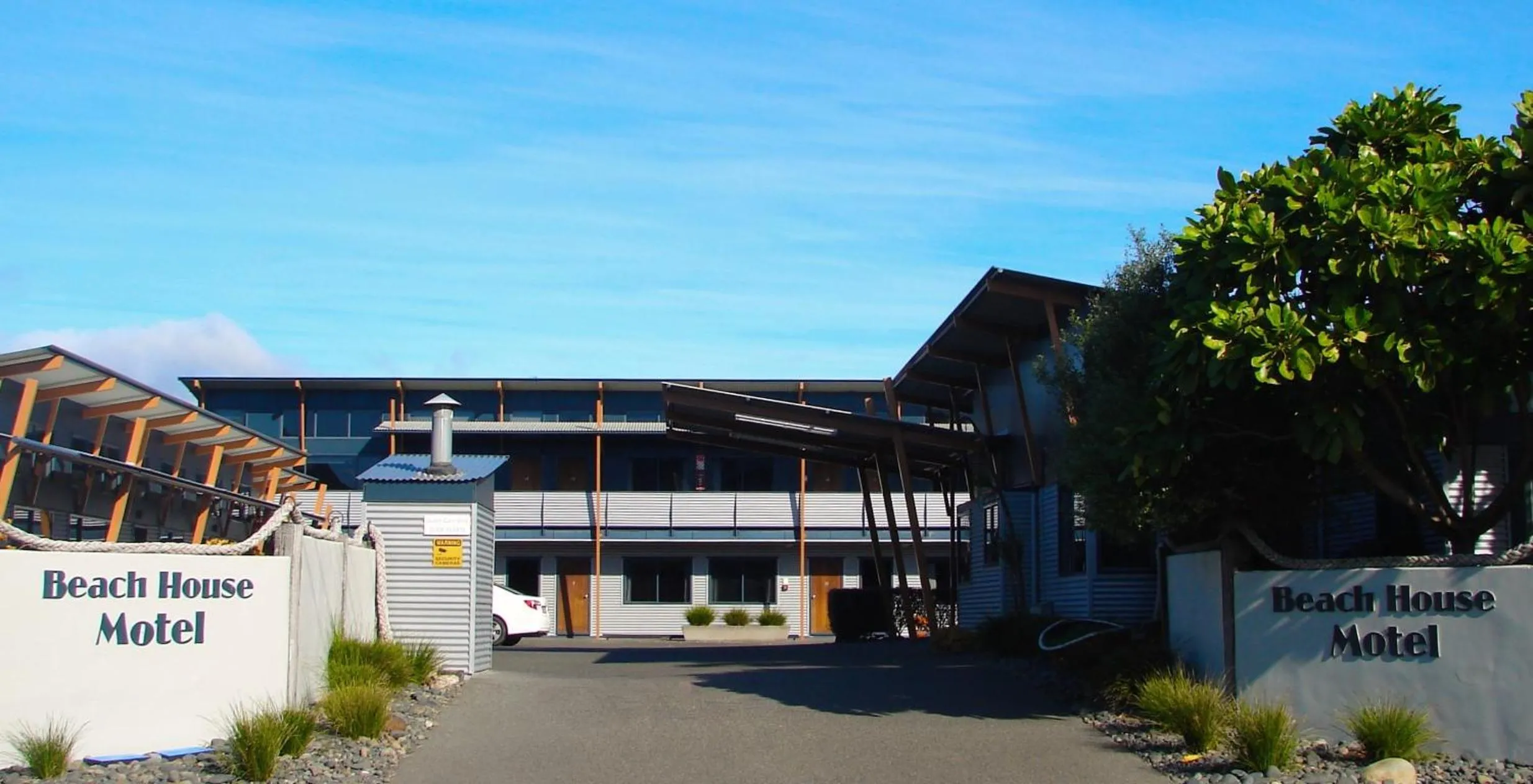 Facade/entrance in Beach House Motel