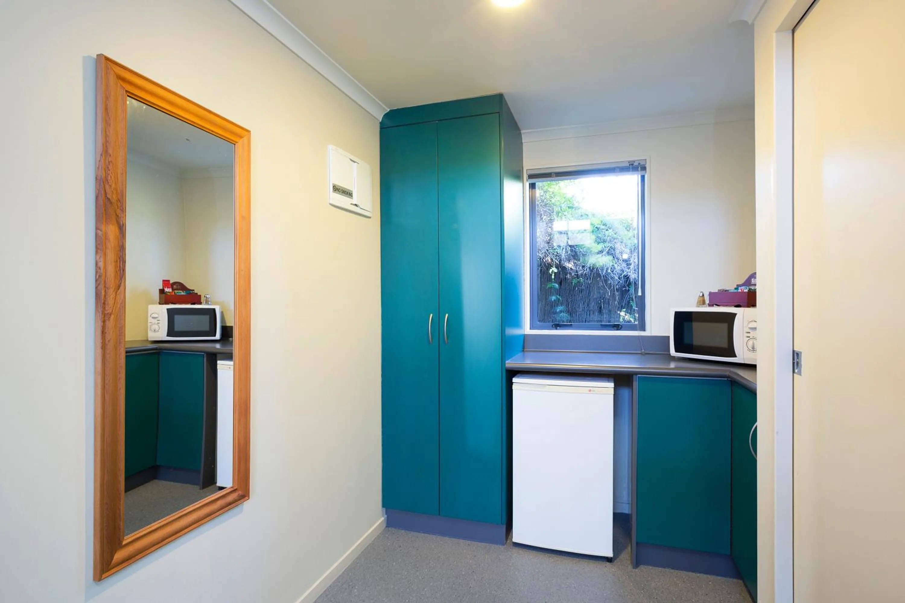 Kitchen or kitchenette in Beach House Motel