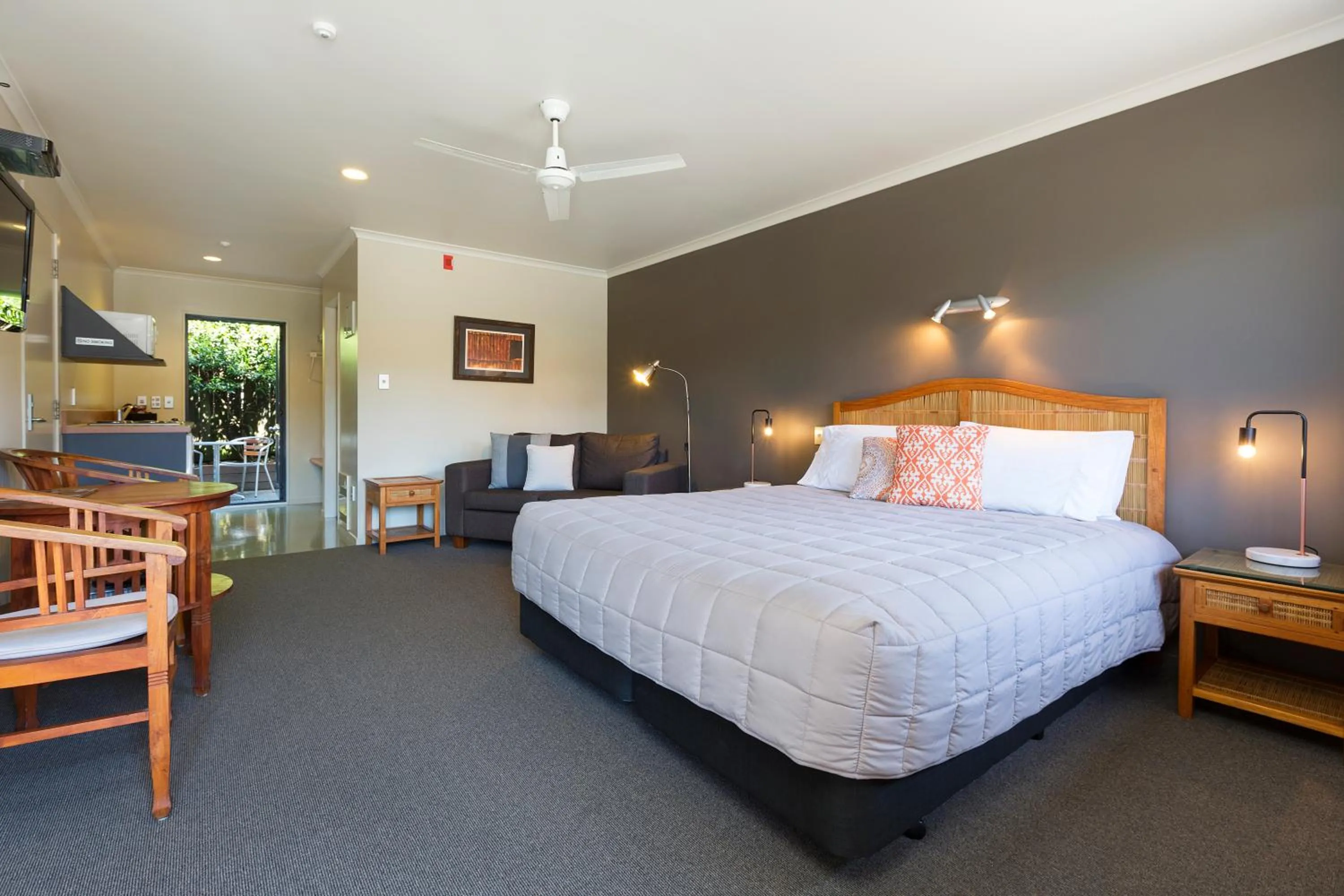 Bedroom, Bed in Beach House Motel