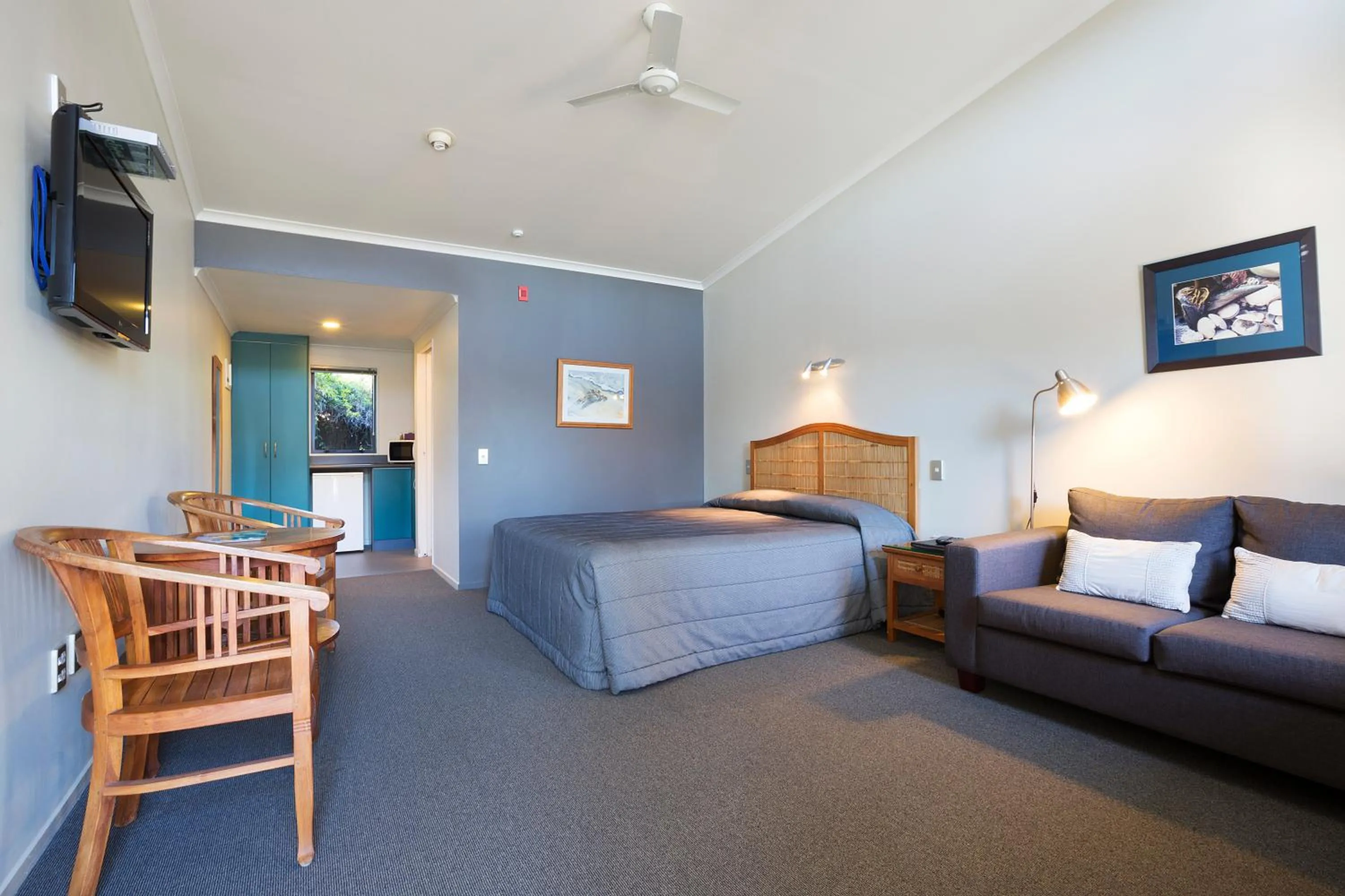 Bedroom, Bed in Beach House Motel