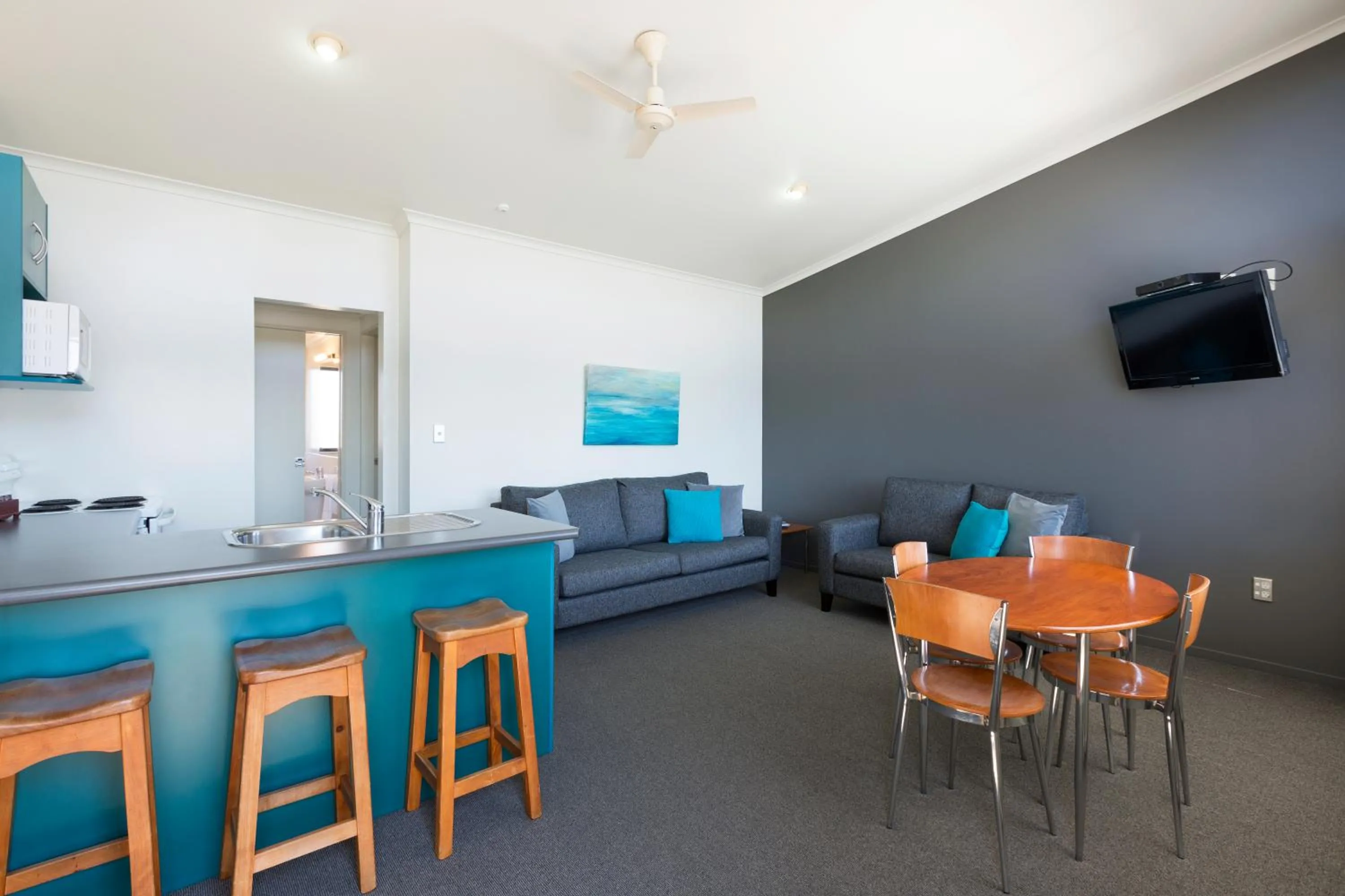 Kitchen or kitchenette in Beach House Motel