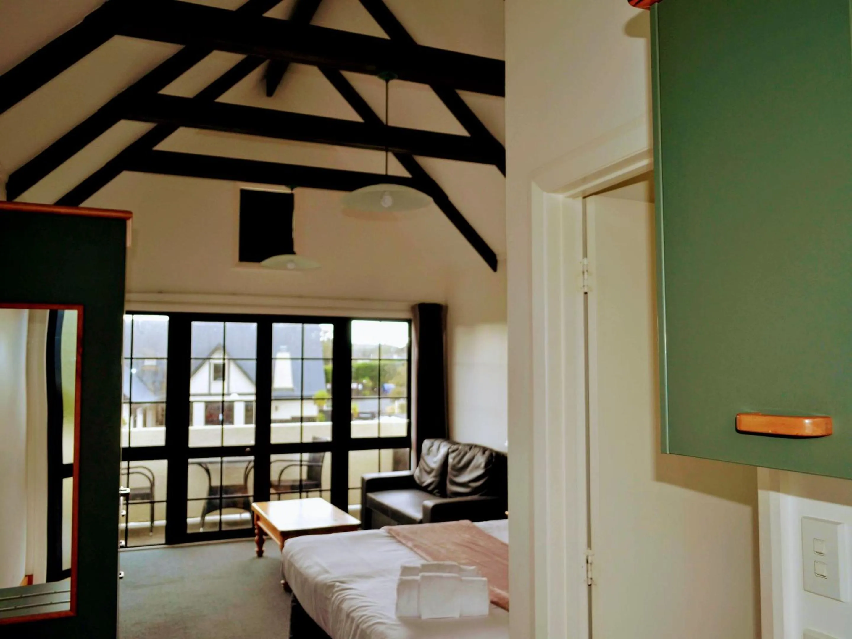 Bathroom, Bed in Salty Dog Inn