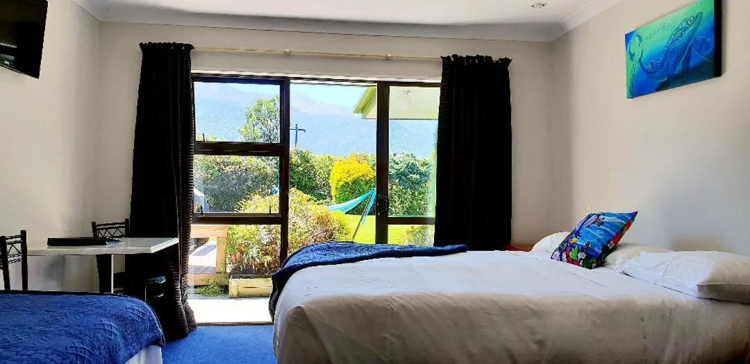 Photo of the whole room, Bed in Te Mahuru Retreat