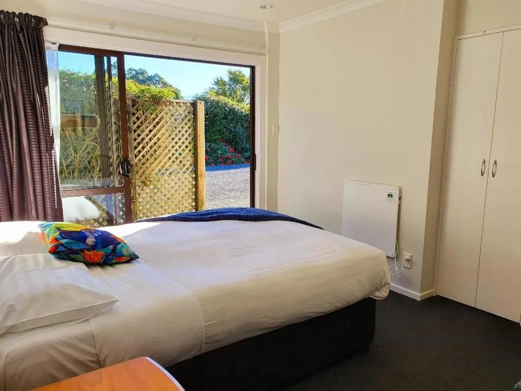 Bedroom, Bed in Te Mahuru Retreat