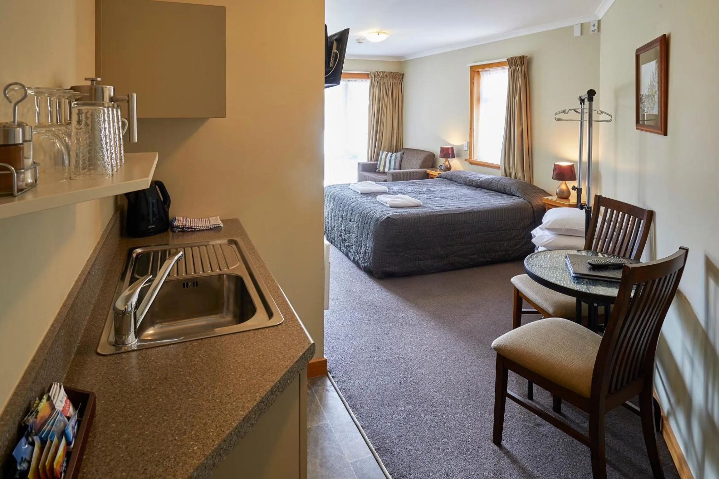 Kitchen or kitchenette, Bed in Aoraki Mount Cook Alpine Lodge