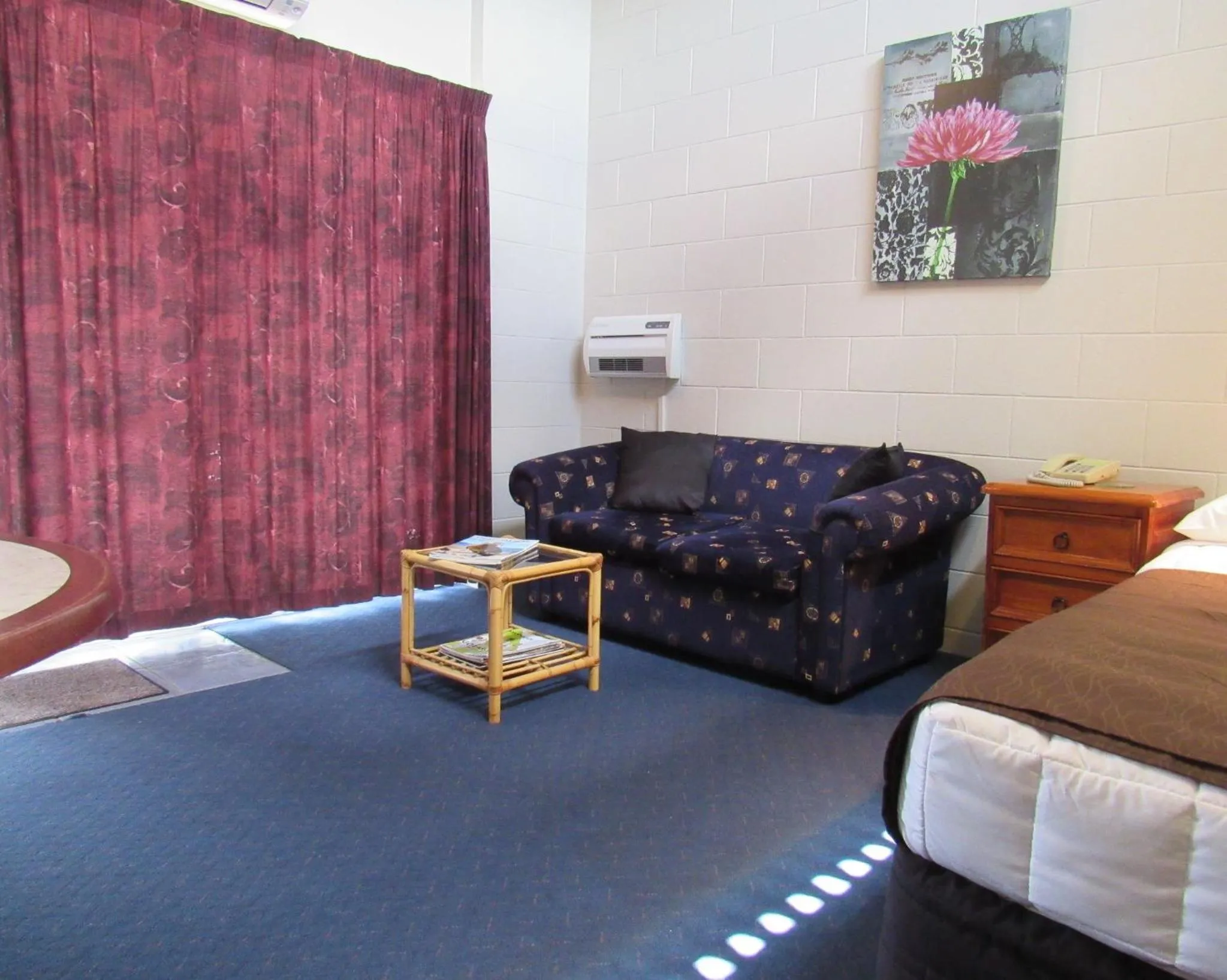 Living room, Bed in Palmerston North Motel