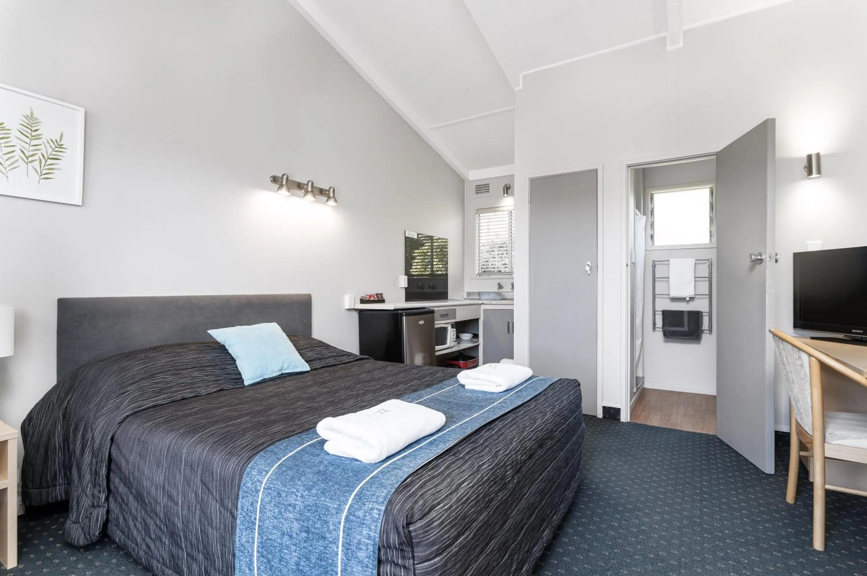 Bed in Amble Inn Motel