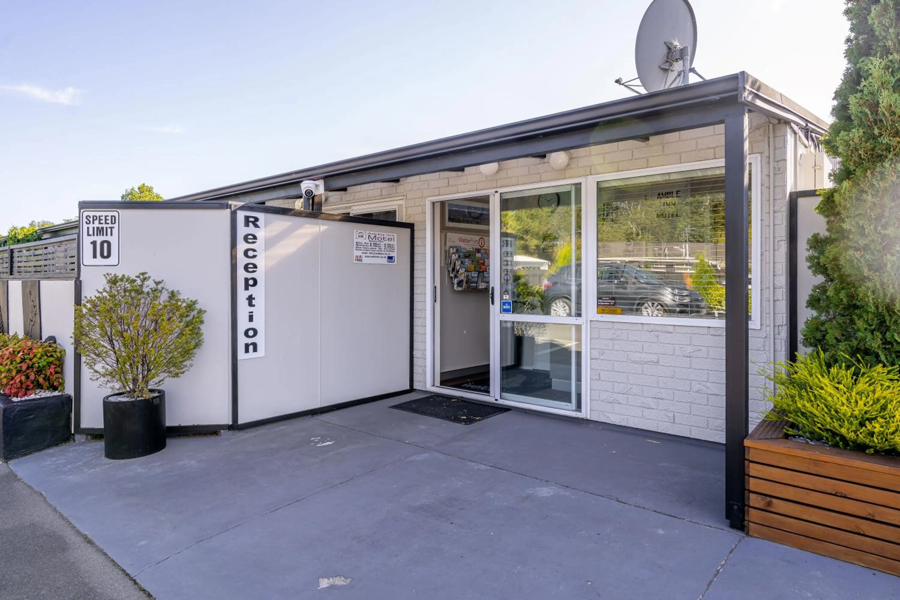 Facade/entrance in Amble Inn Motel