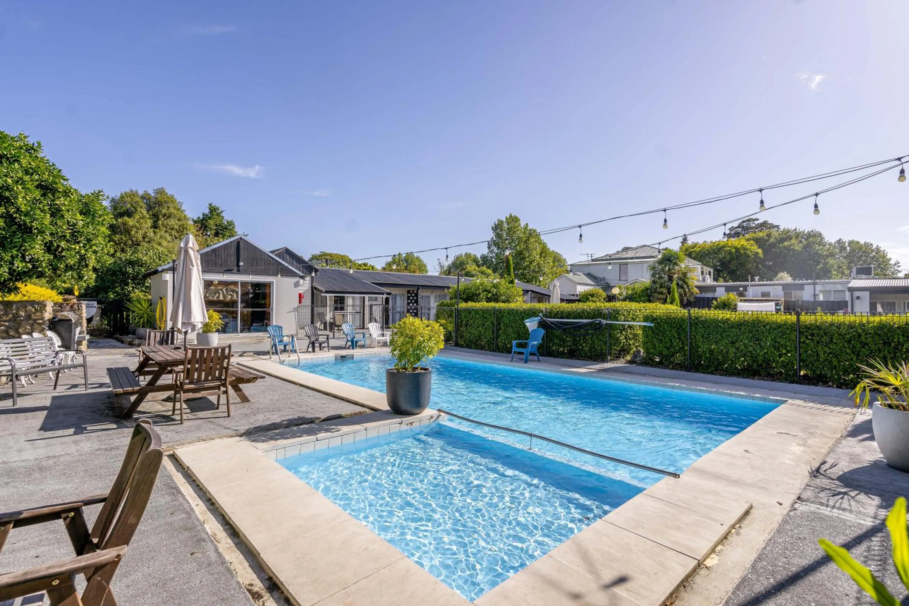 Swimming pool in Amble Inn Motel