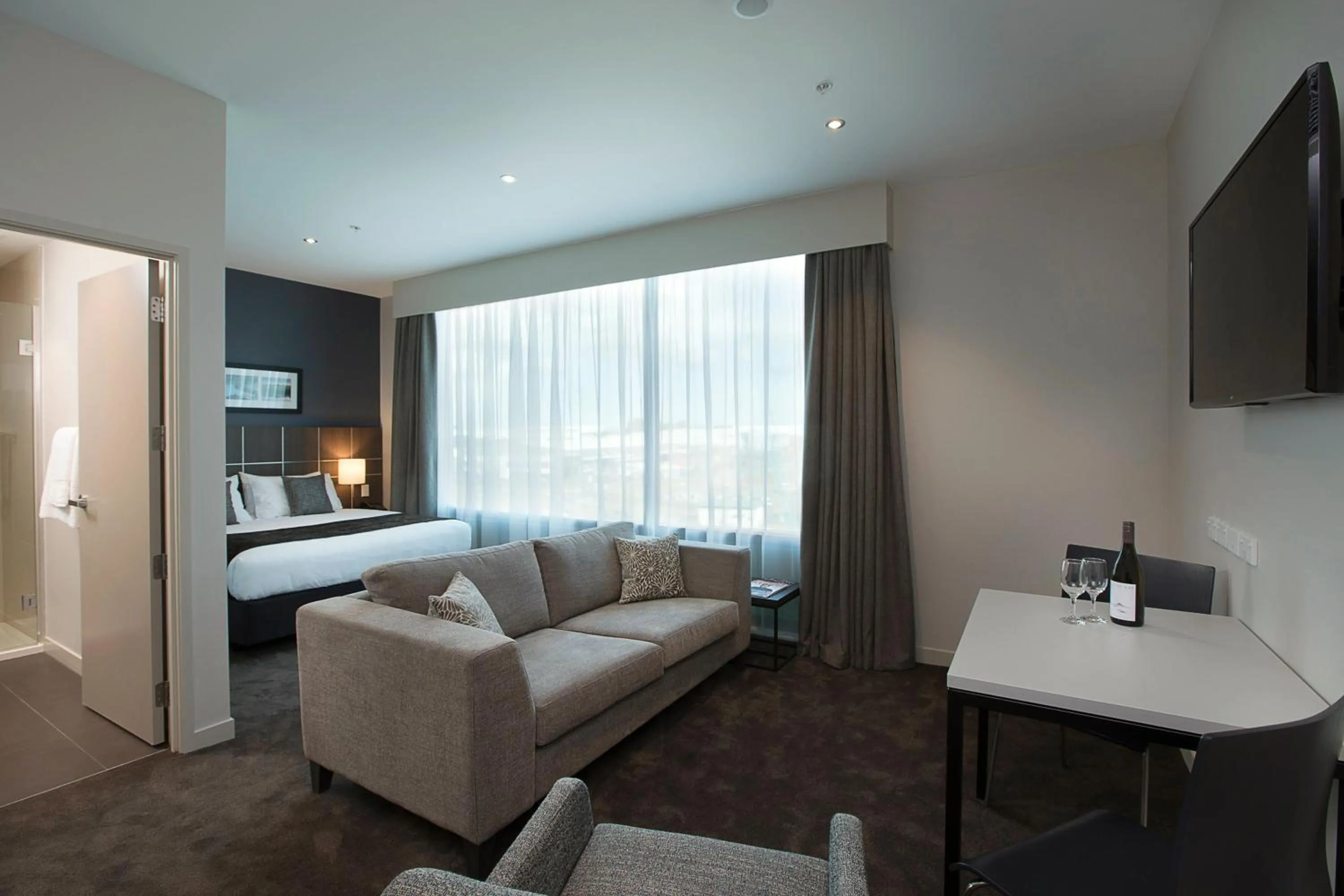 Photo of the whole room, Bed in Quest Highbrook