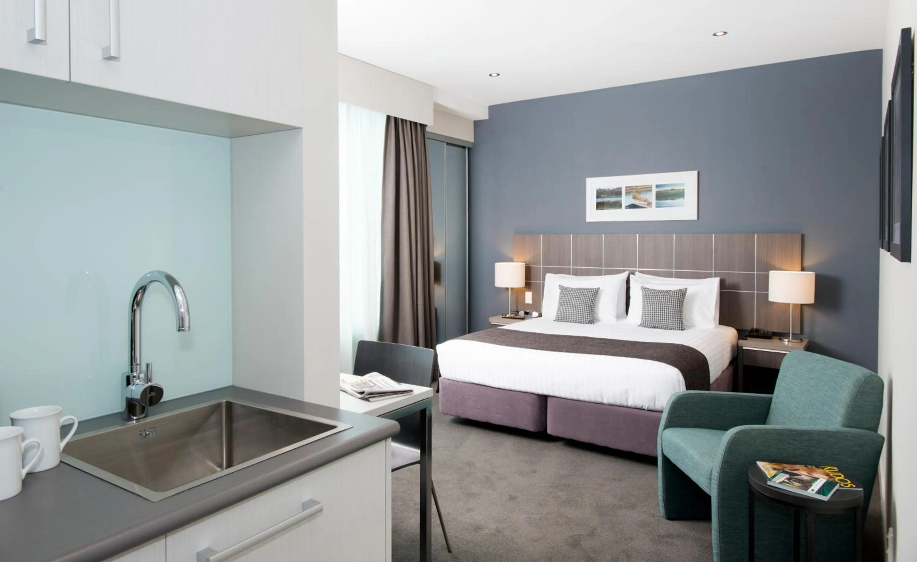 Photo of the whole room, Bed in Quest Highbrook