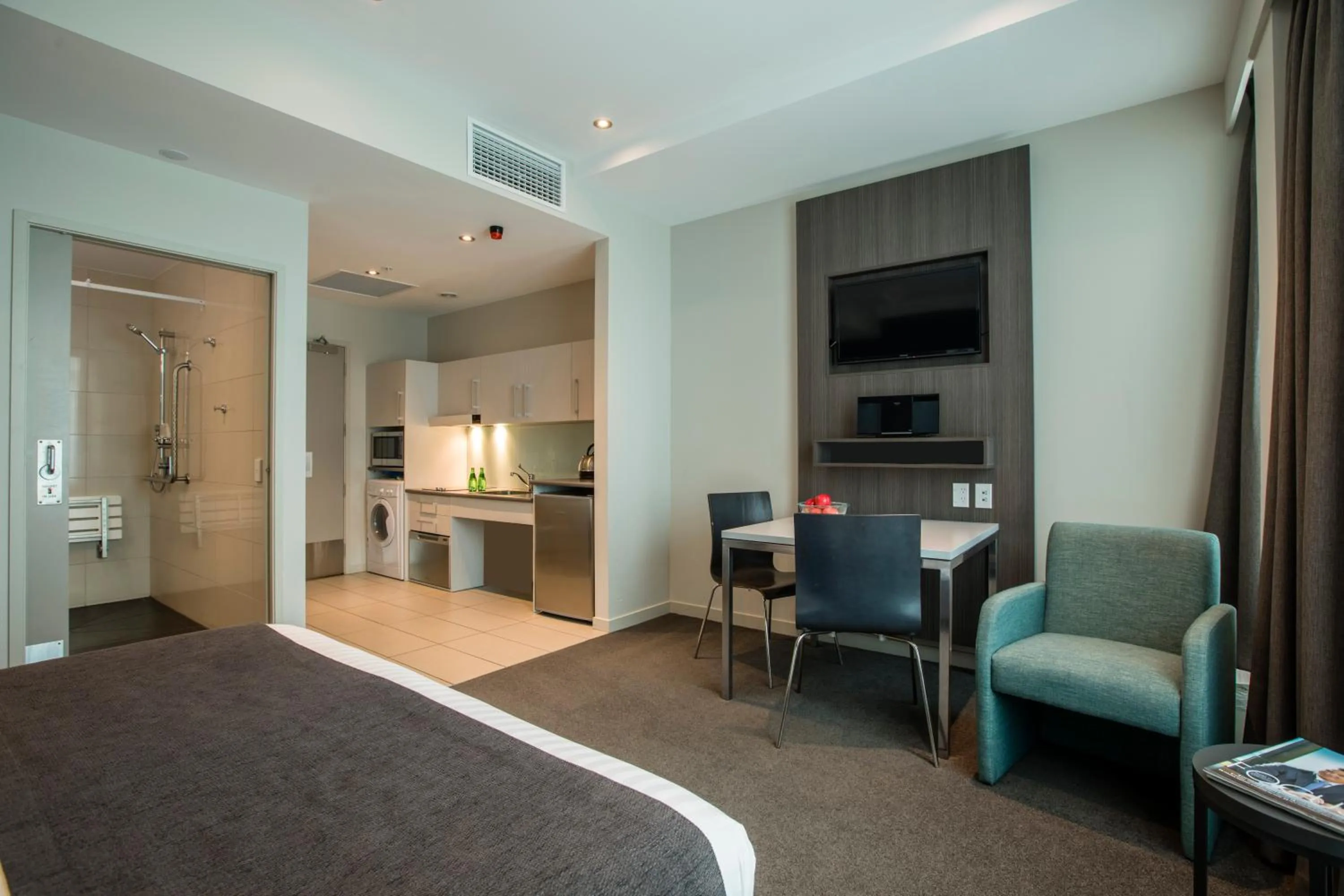 Facility for disabled guests, Bed in Quest Highbrook