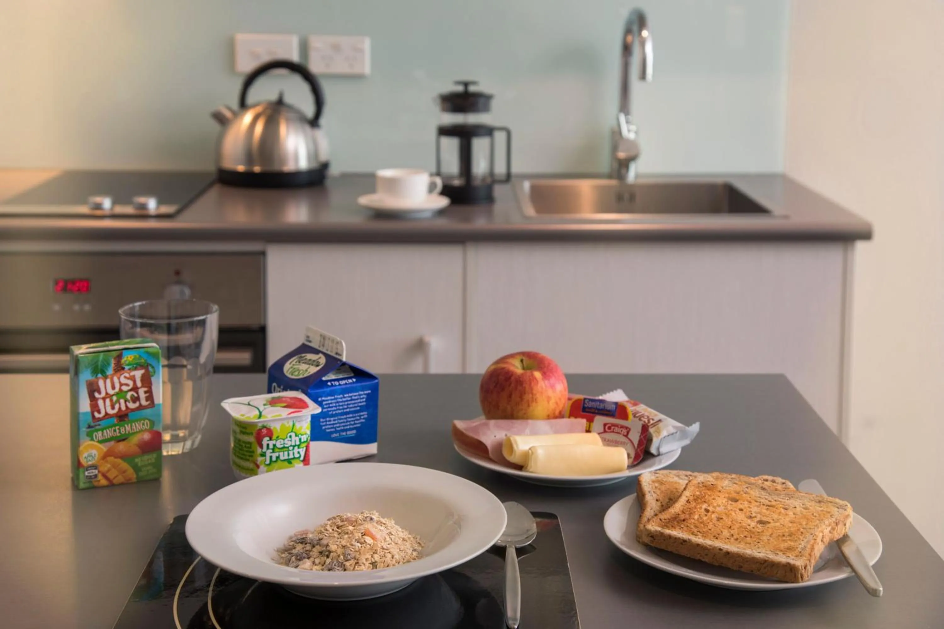 Coffee/tea facilities in Quest Highbrook
