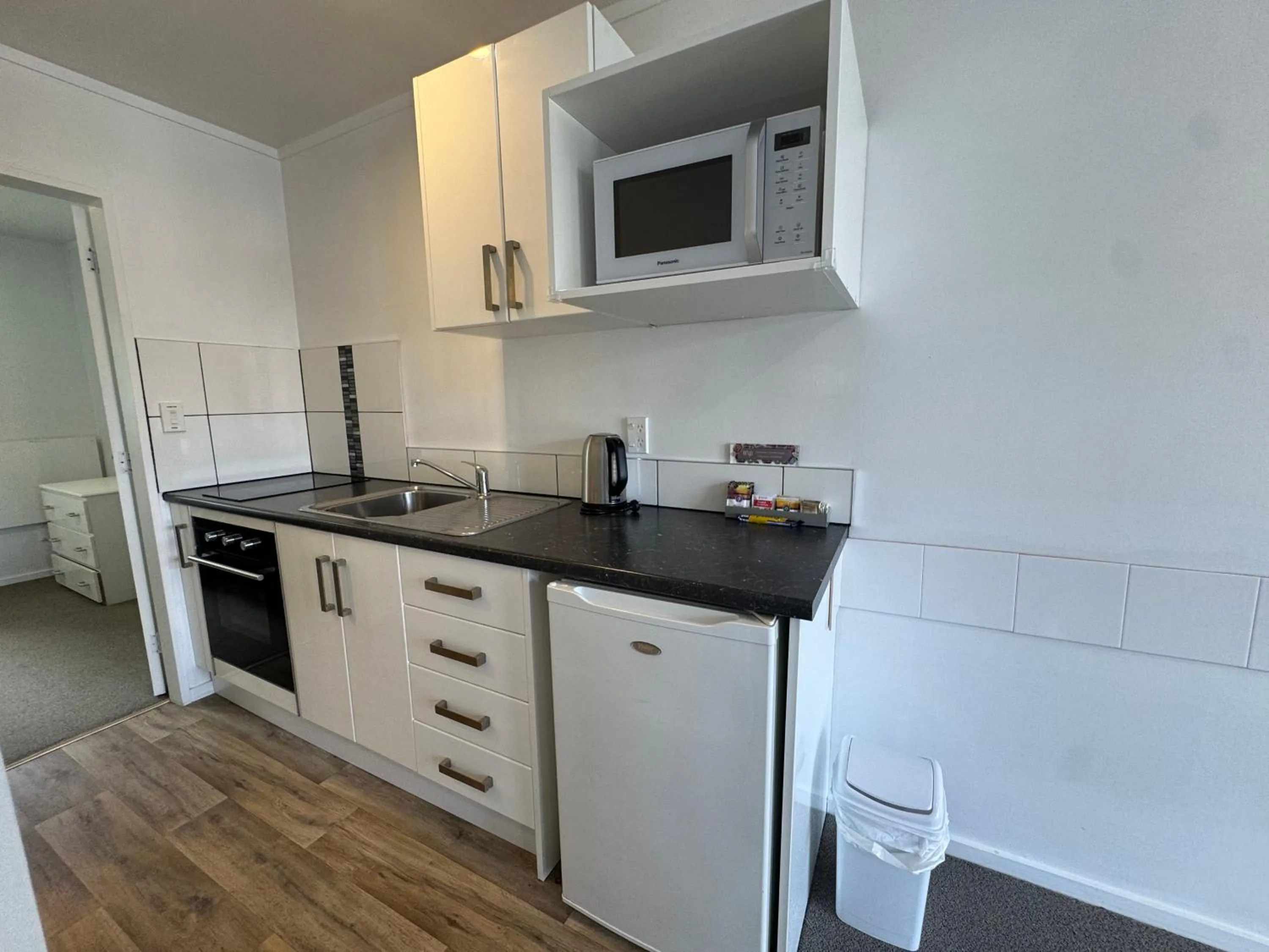 Kitchen or kitchenette in Camellia Court Motel