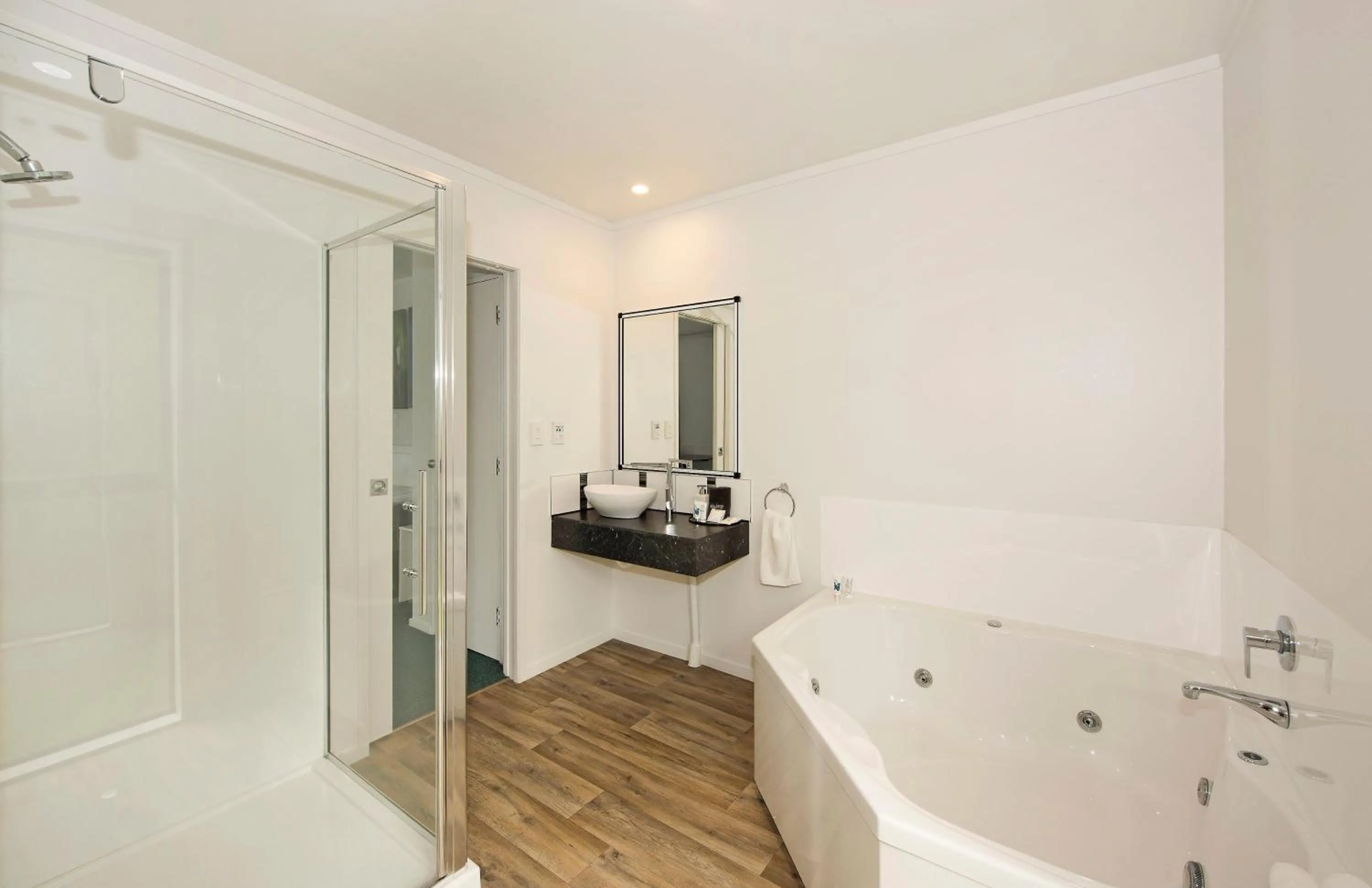 Camellia Court Motel