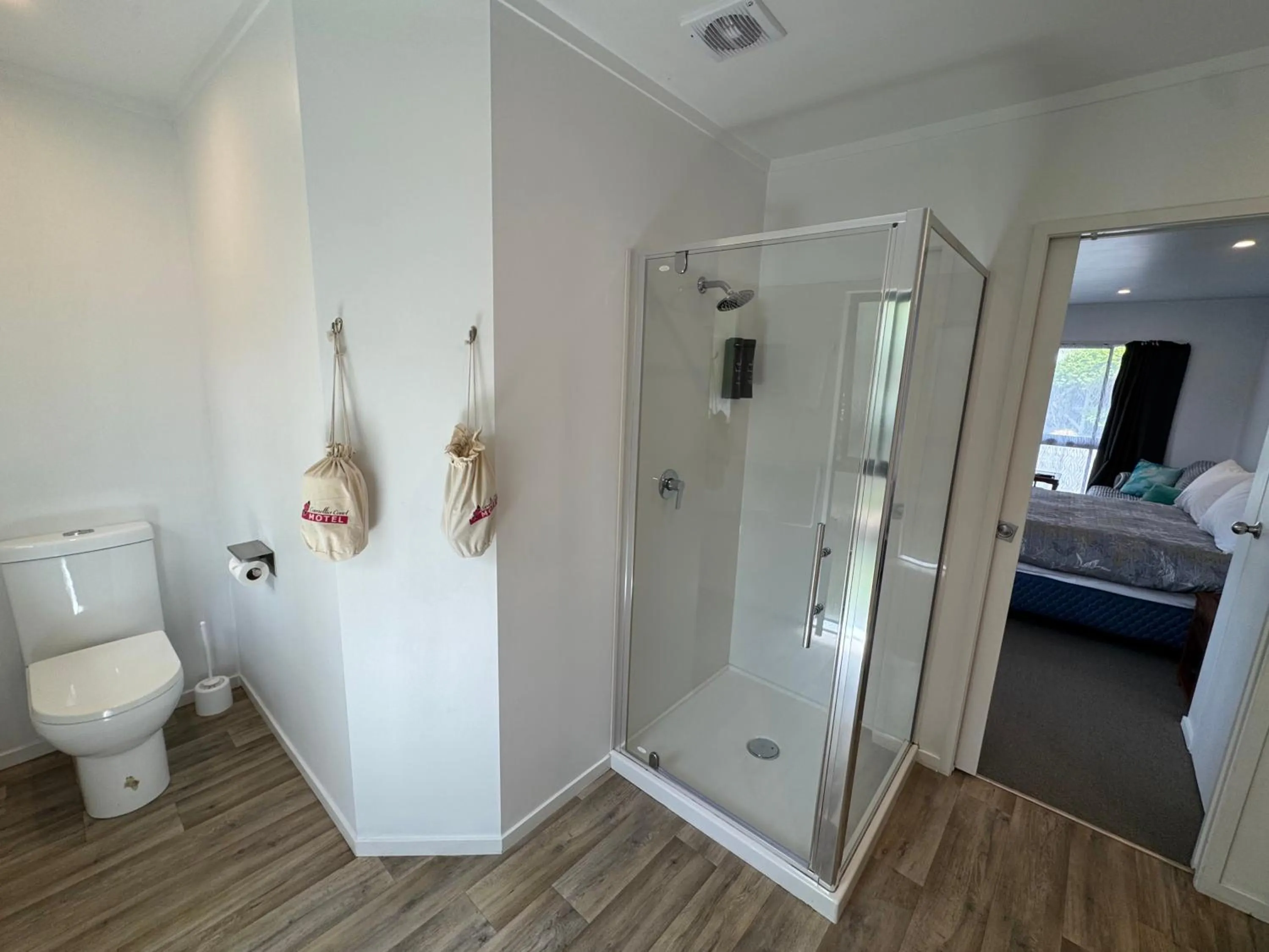 Shower, Bed in Camellia Court Motel