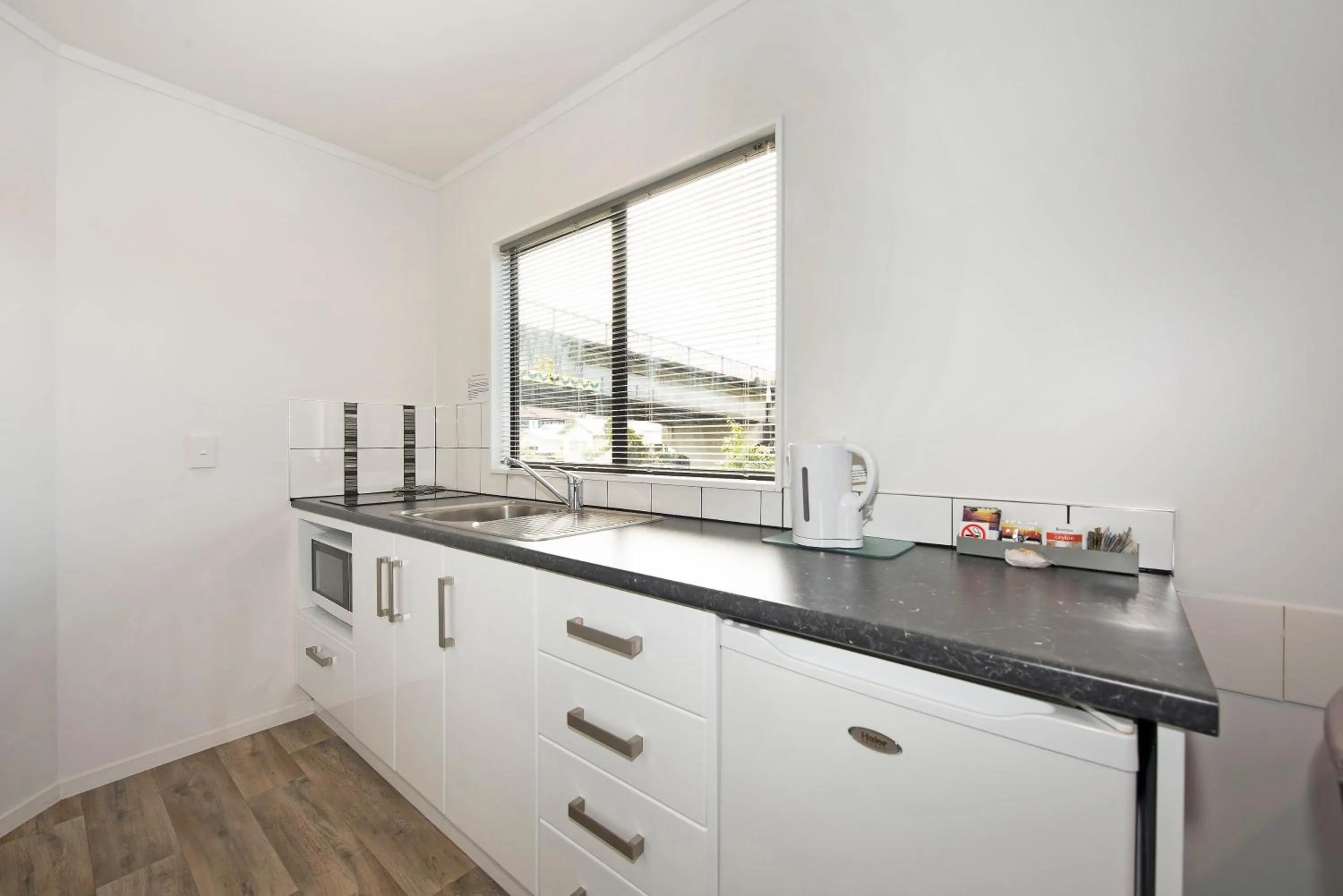 Camellia Court Motel