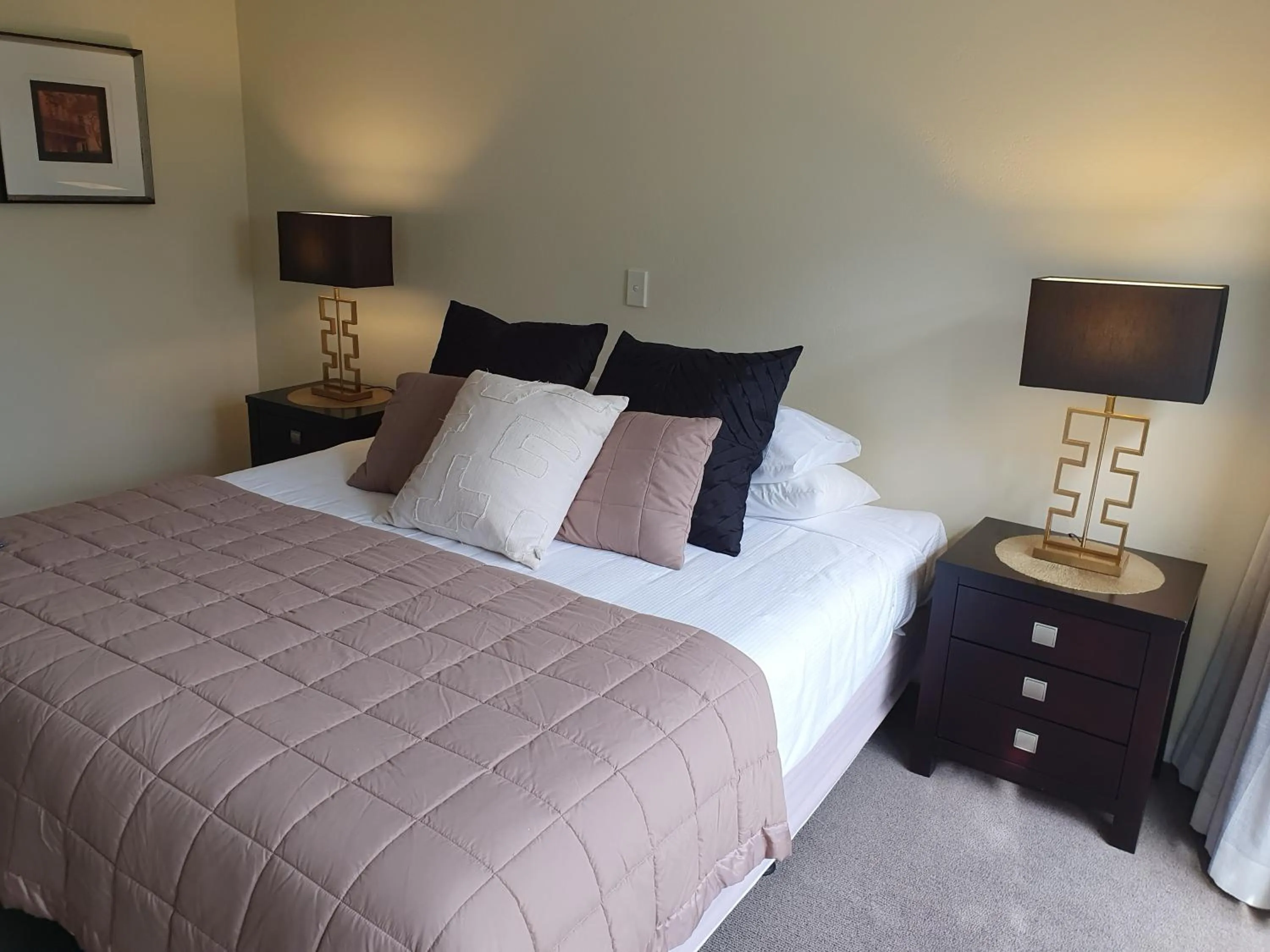 Bedroom, Bed in Breakers Motel