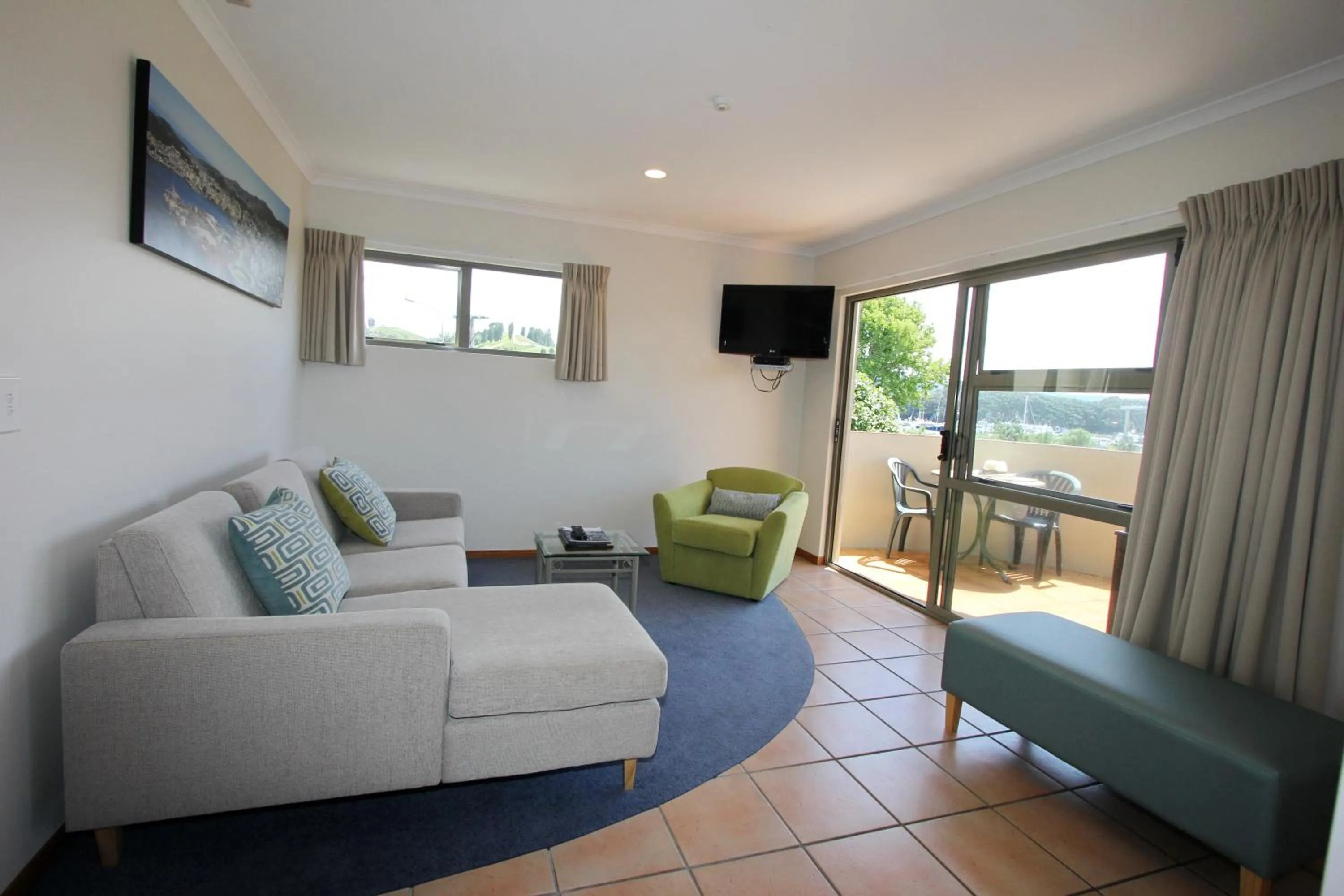 Photo of the whole room in Breakers Motel