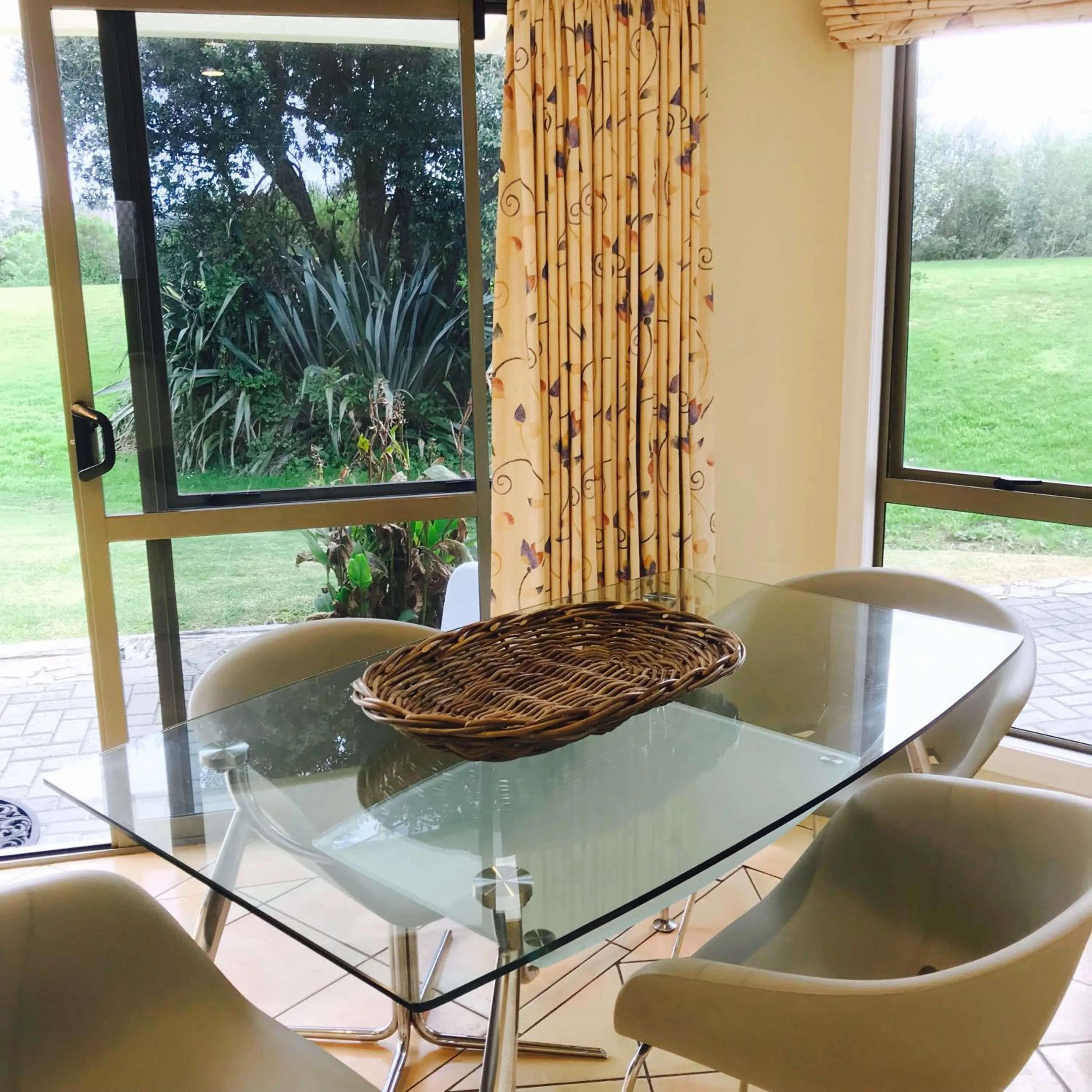 Dining area in Breakers Motel