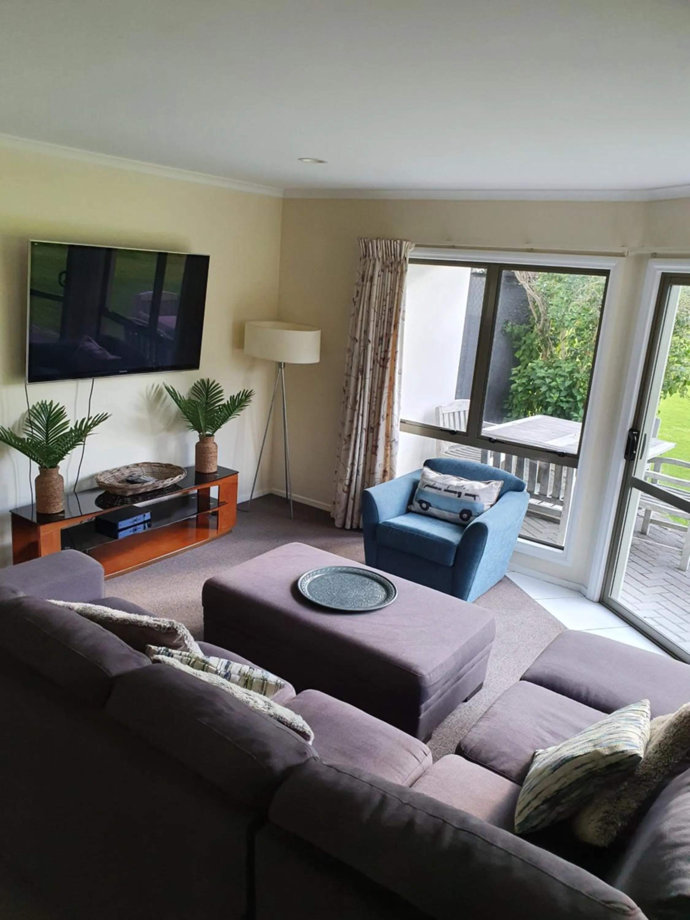 Living room in Breakers Motel